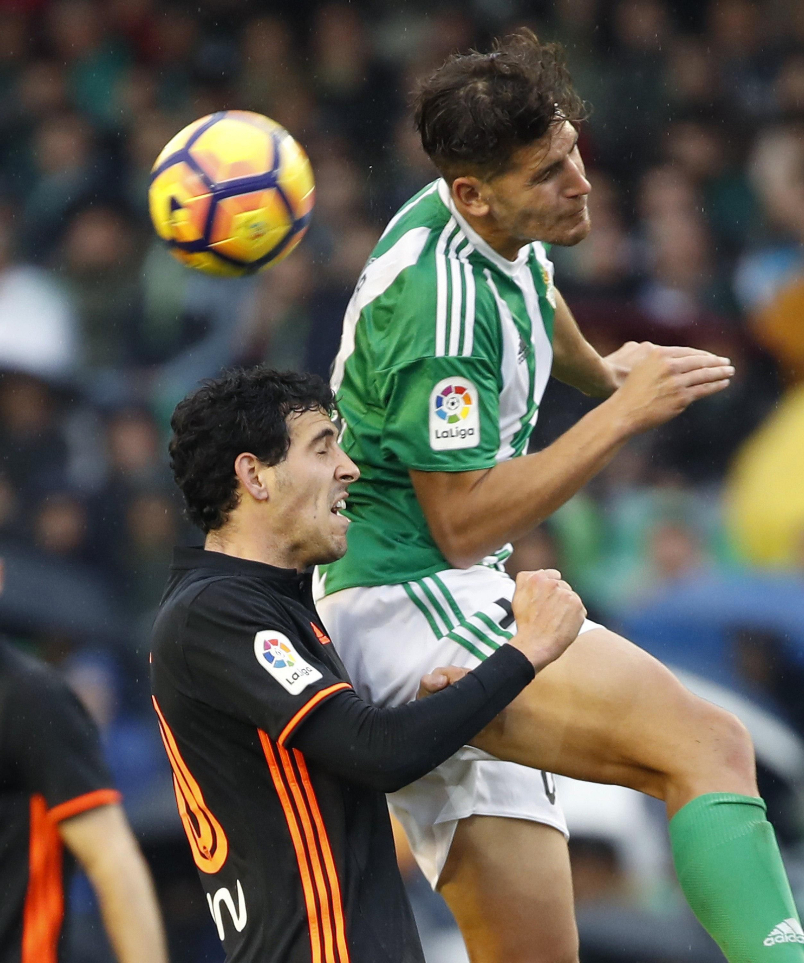 Álex Alegría cabecea el balón durante un partido durante su etapa en el Betis