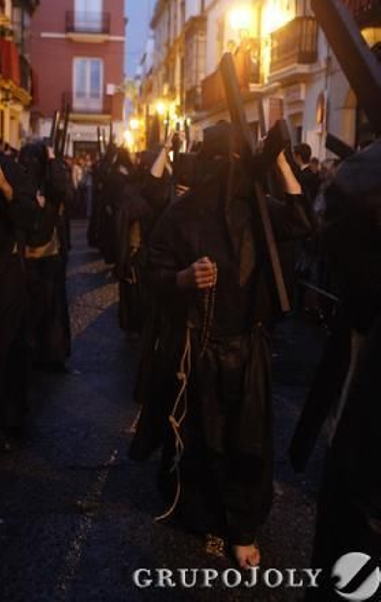 La Hermandad de Vera-Cruz sale sin pasos y completa su estación de penitencia con el Lignum Crucis.

Foto: Jose Angel Garcia