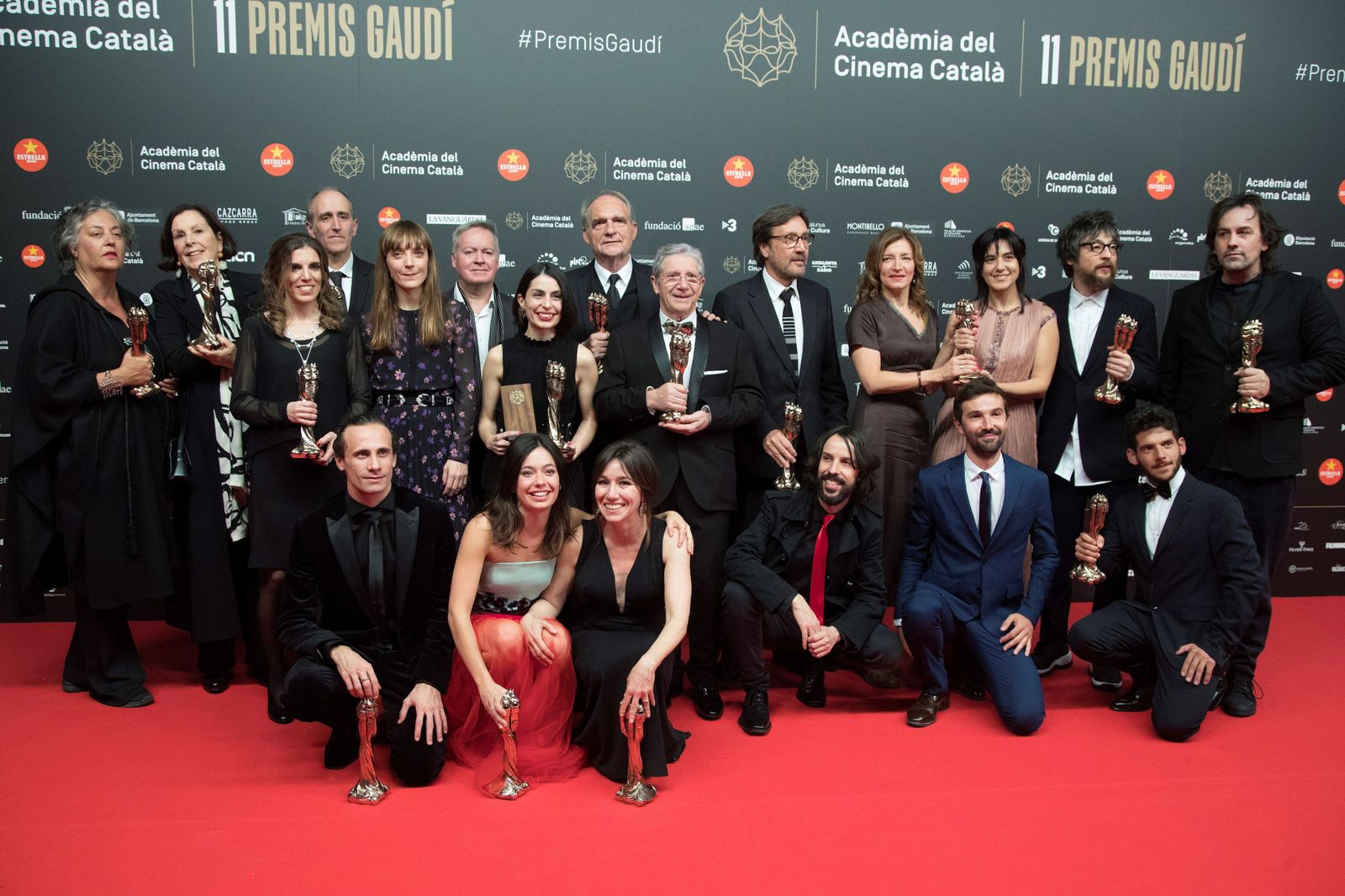 Foto de familia de todos los galardonados en los Premios Gaudí.