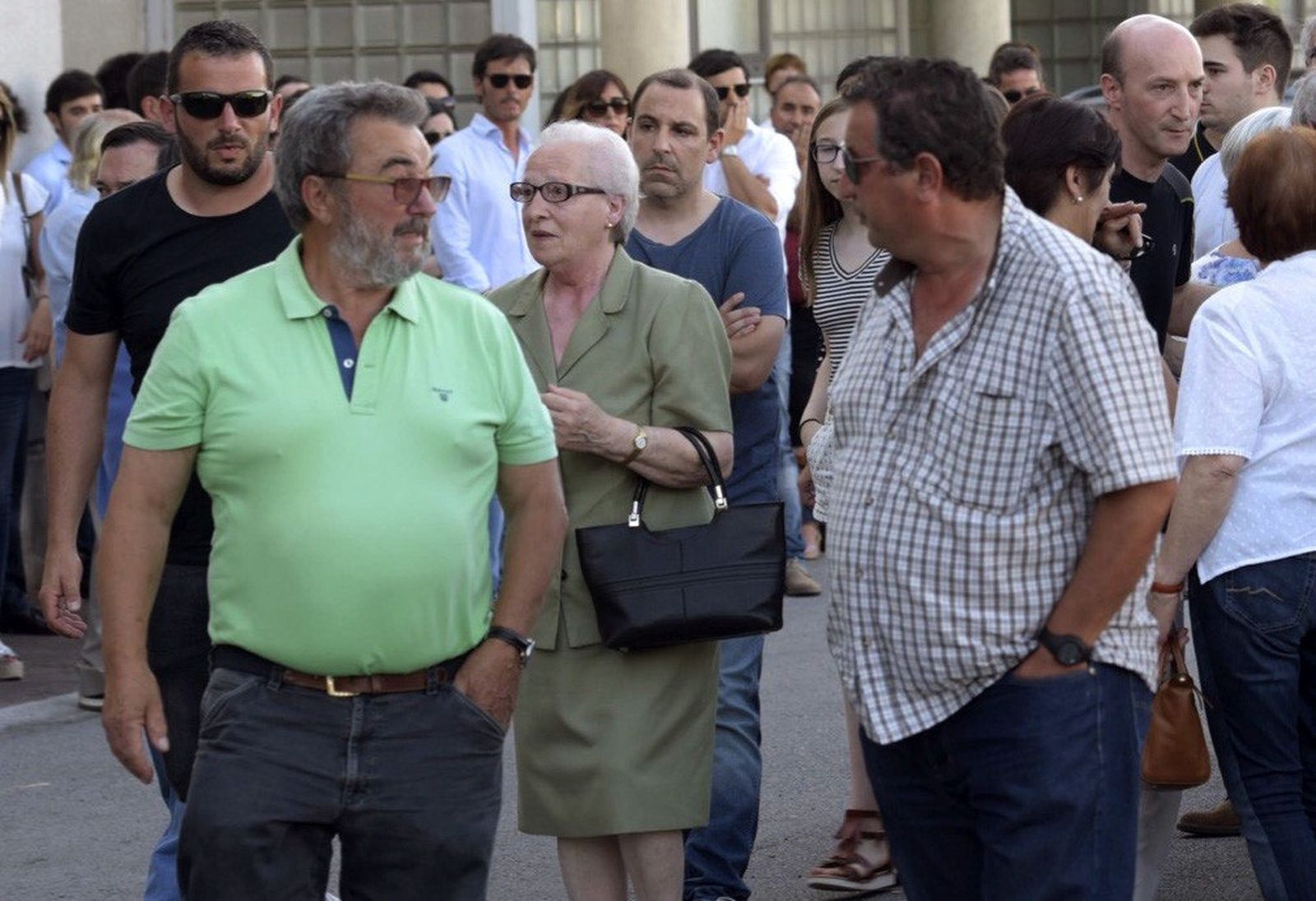 Francisco, a la izquierda, padre de Iván Fandiño, a su llegada al tanatorio.