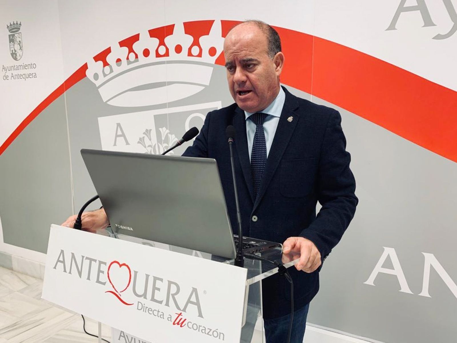 El alcalde de Antequera, Manuel Barón, durante la rueda de prensa telepática.