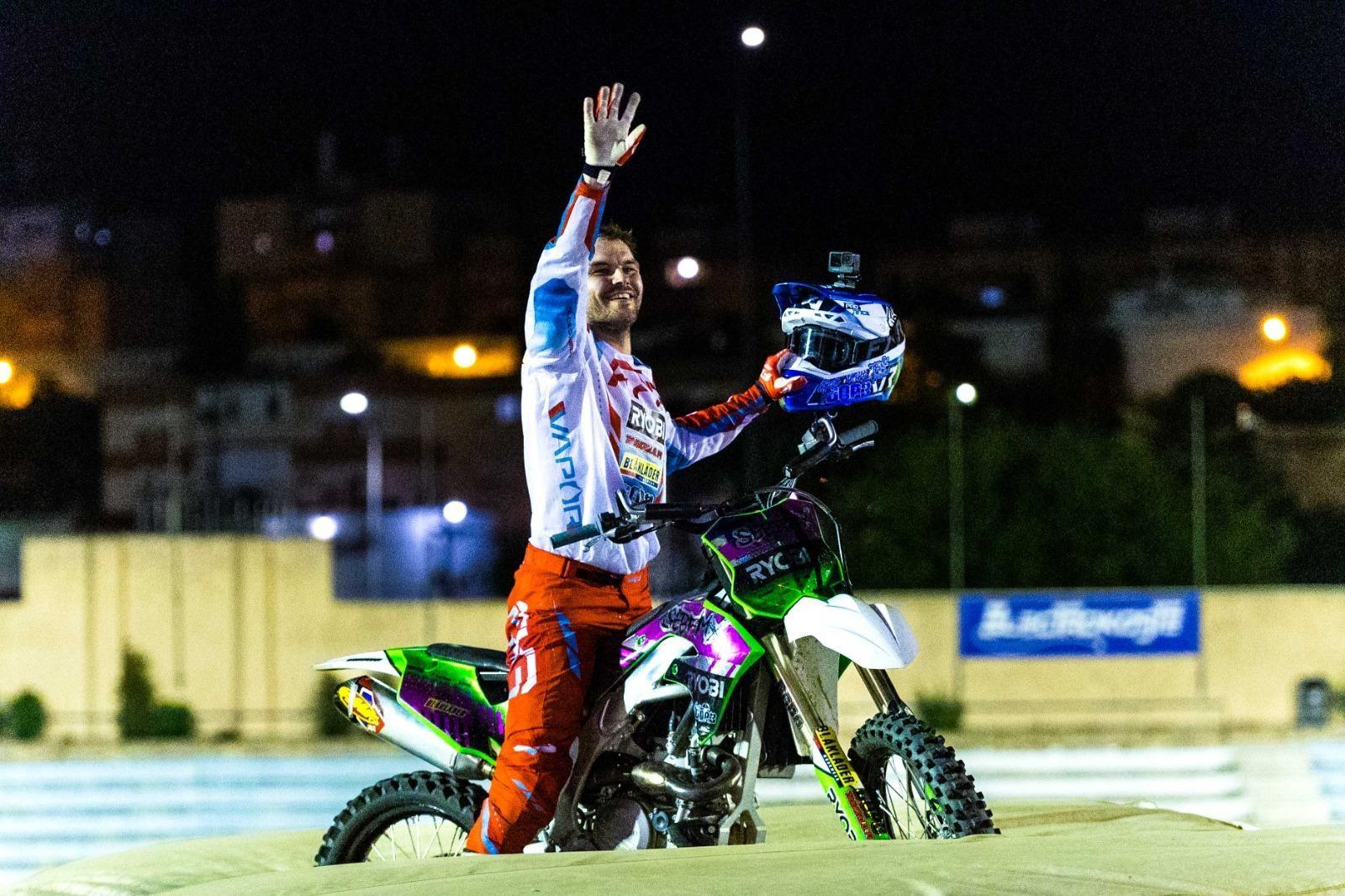 Las espectaculares imágenes que dejan las acrobacias en moto del Freestyle FMX celebrado en San Fernando
