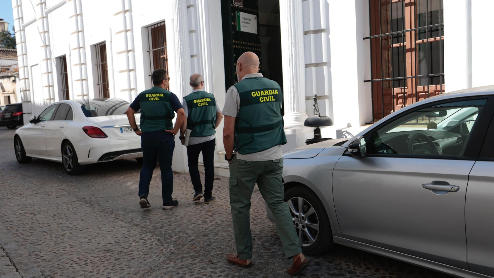 Agentes de la Guardia Civil del puesto de Carmona entran en los juzgados de esa localidad.