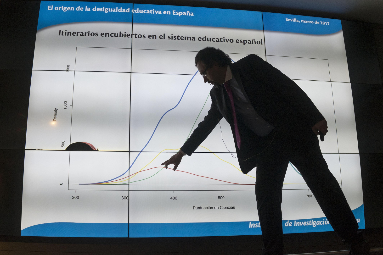 El analista educativo José Manuel Lacasa en la conferencia que ofreció ayer.