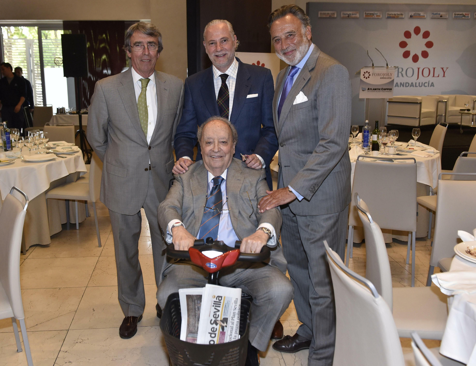 Valentín Álvarez, en el centro, junto a Alfredo Álvarez, Leonardo Rodríguez de la Borbollay Felipe Luis Maestro.