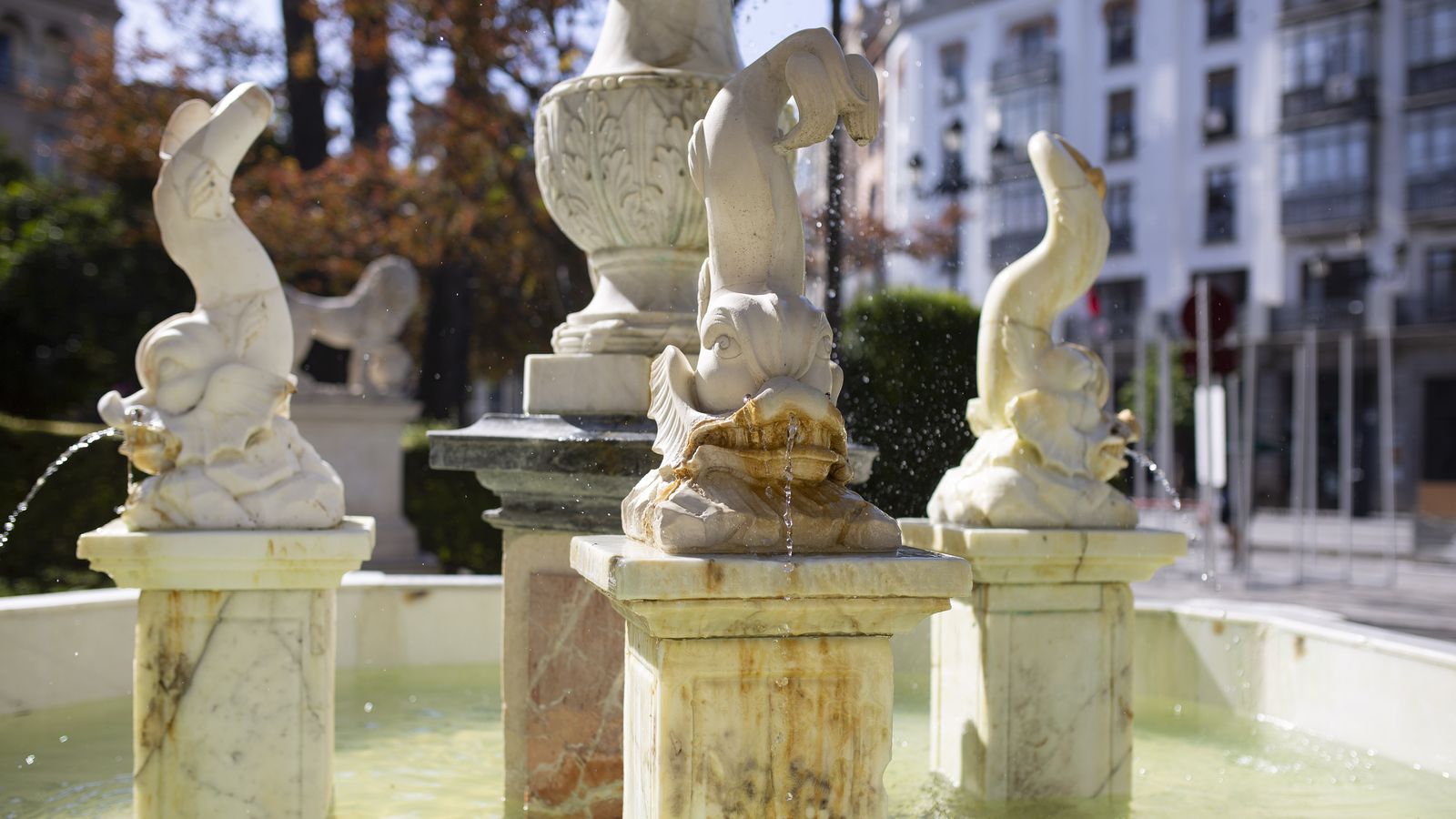 La fuente situada frente al Archivo de Indias.