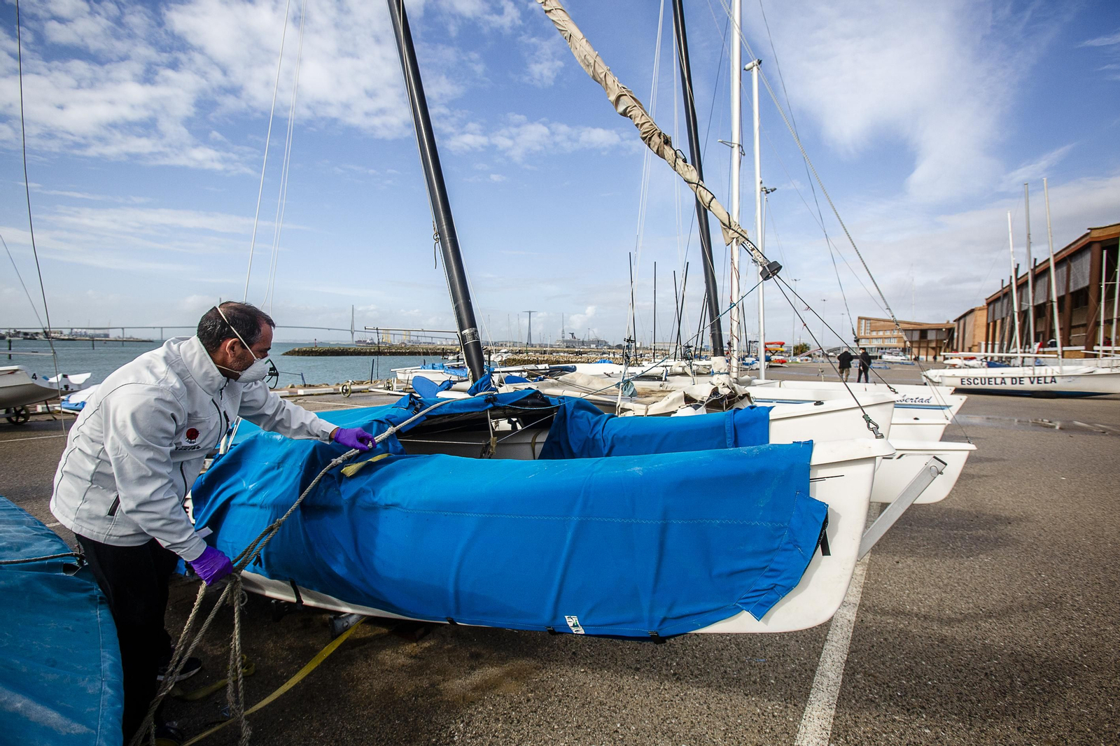 Las imágenes de los daños causados por la manga marina en el centro náutico Elcano