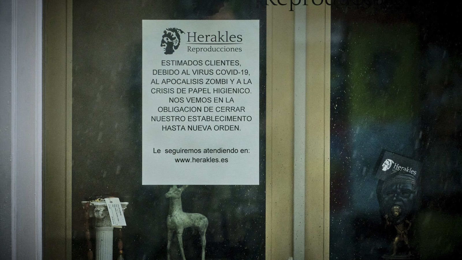 Mucha guasa en el anuncio de cierre de un comercio