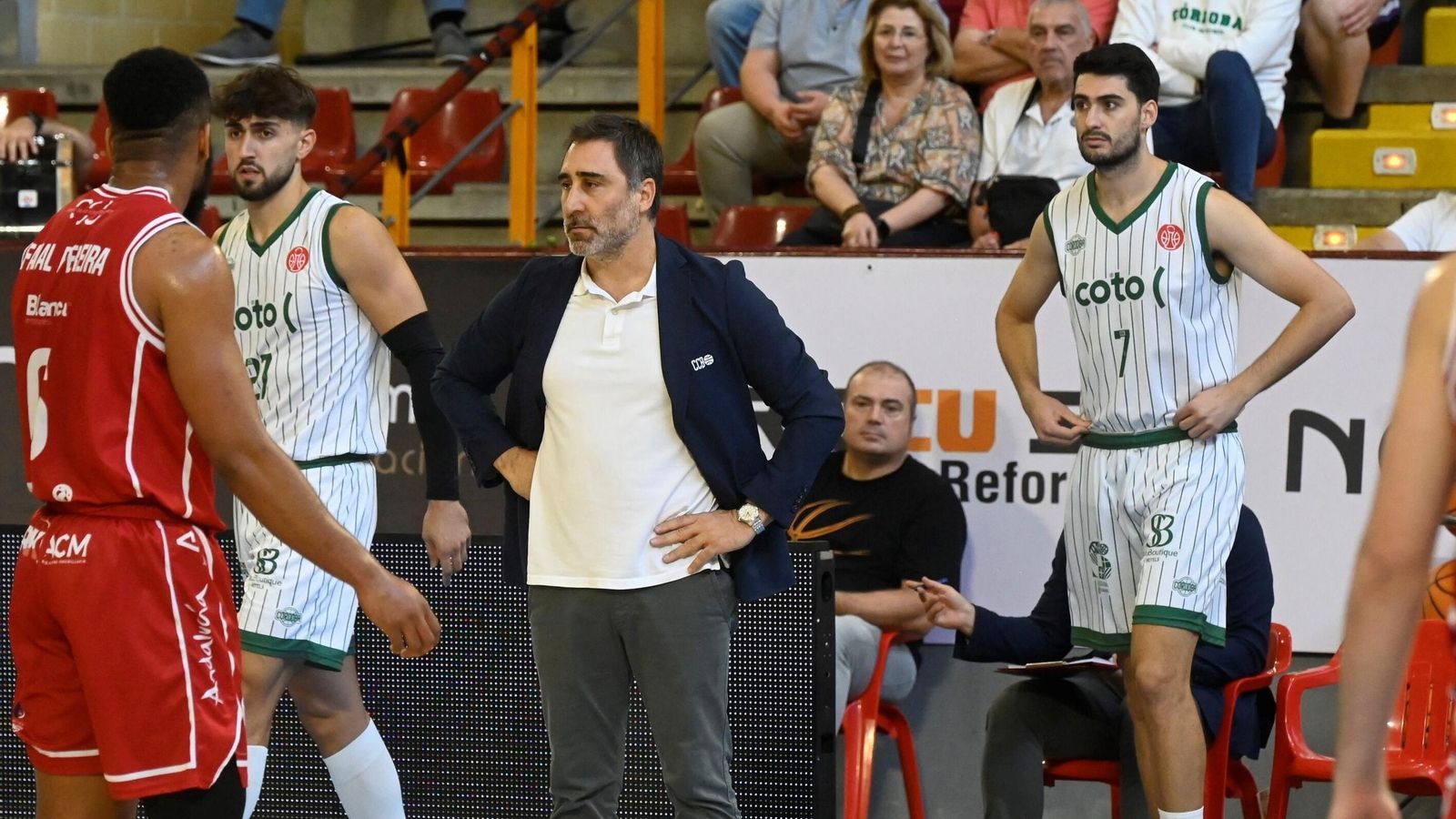 Gonzalo Rodríguez observa un lance de un partido.