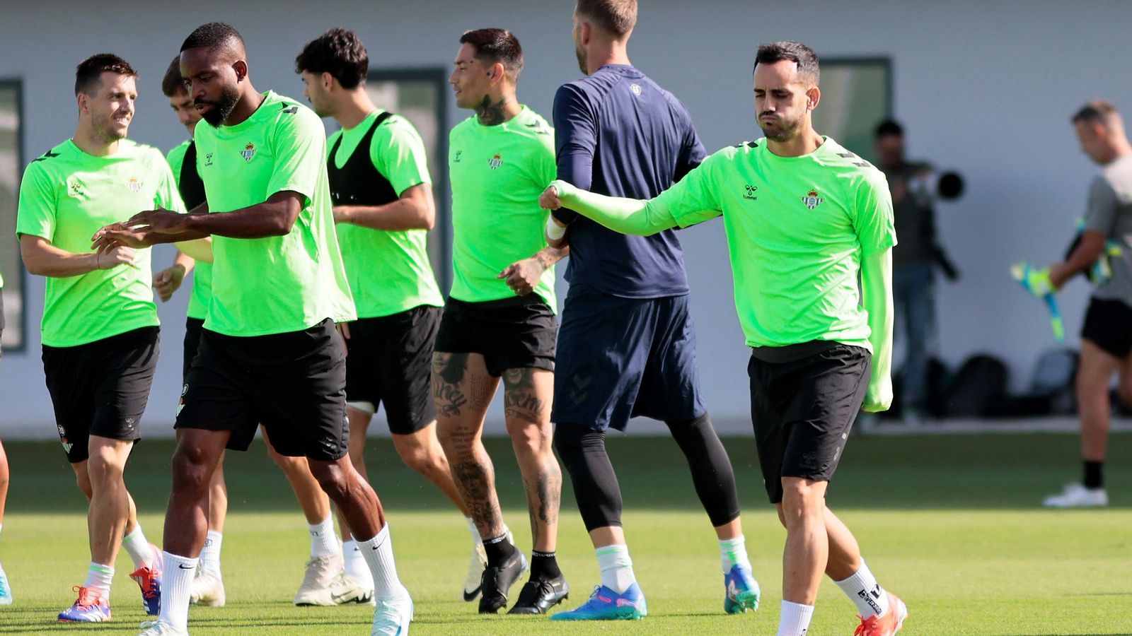 Juanmi y Bakambu, junto al resto de compañeros en el entrenamiento de este martes.