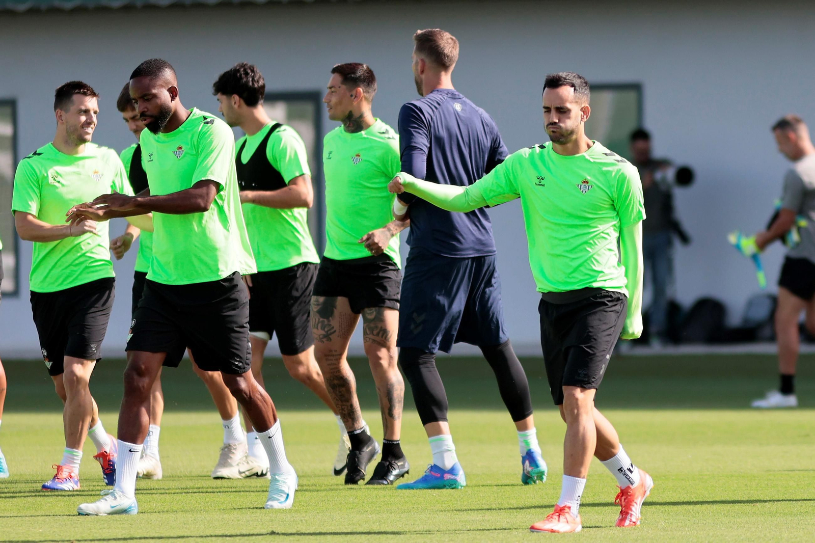 Juanmi y Bakambu, junto al resto de compañeros en el entrenamiento de este martes.