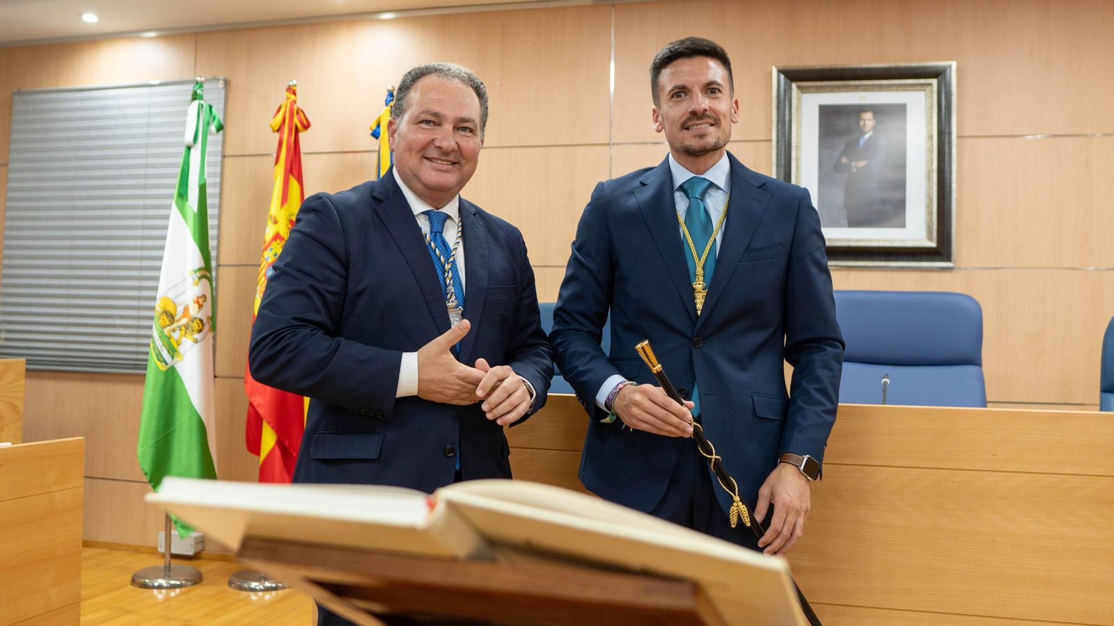 Adrián Cano junto a David Toscano en el Ayuntamiento de Aljaraque.