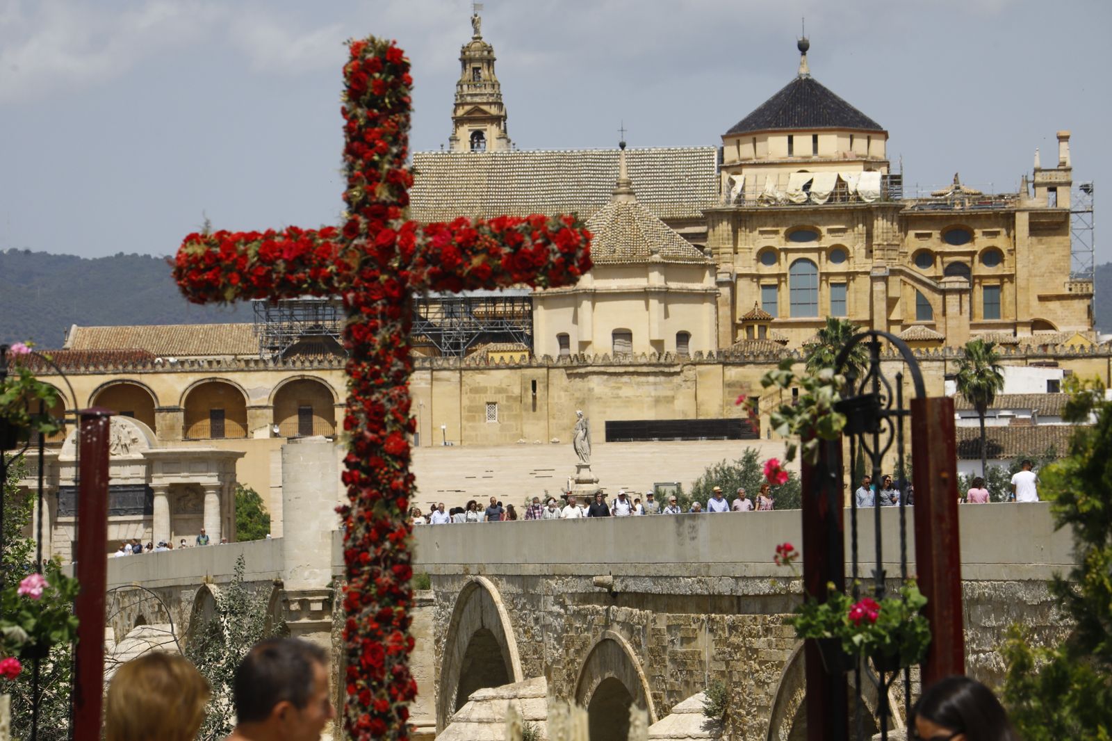 Los turistas abarrotan las calles y Las Cruces de Córdoba, en imágenes