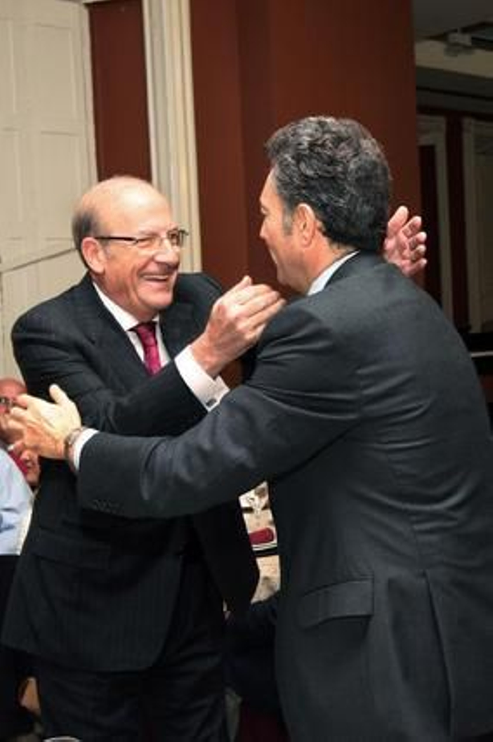 El alcalde de Huelva, Pedro Rodríguez, y José Joly, se saludan minutos antes de que arranque la gala. 

Foto: Josue Correa