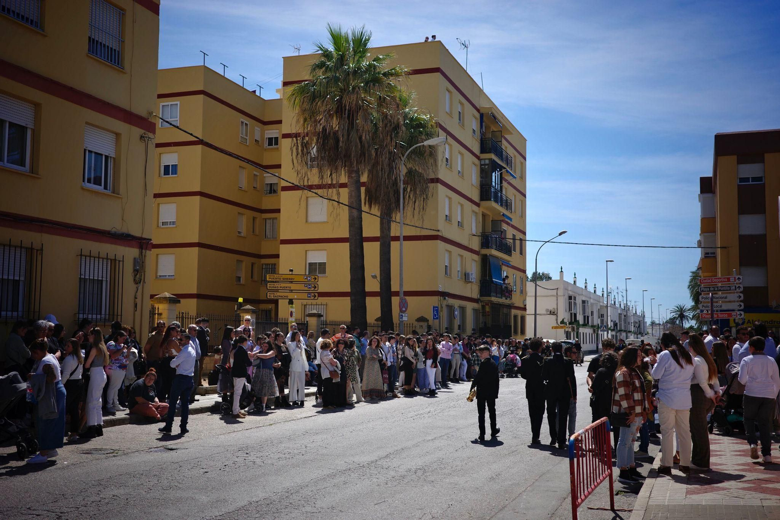 Una calle cortada ayer en El Puerto con motivo de la salida de La Borriquita.