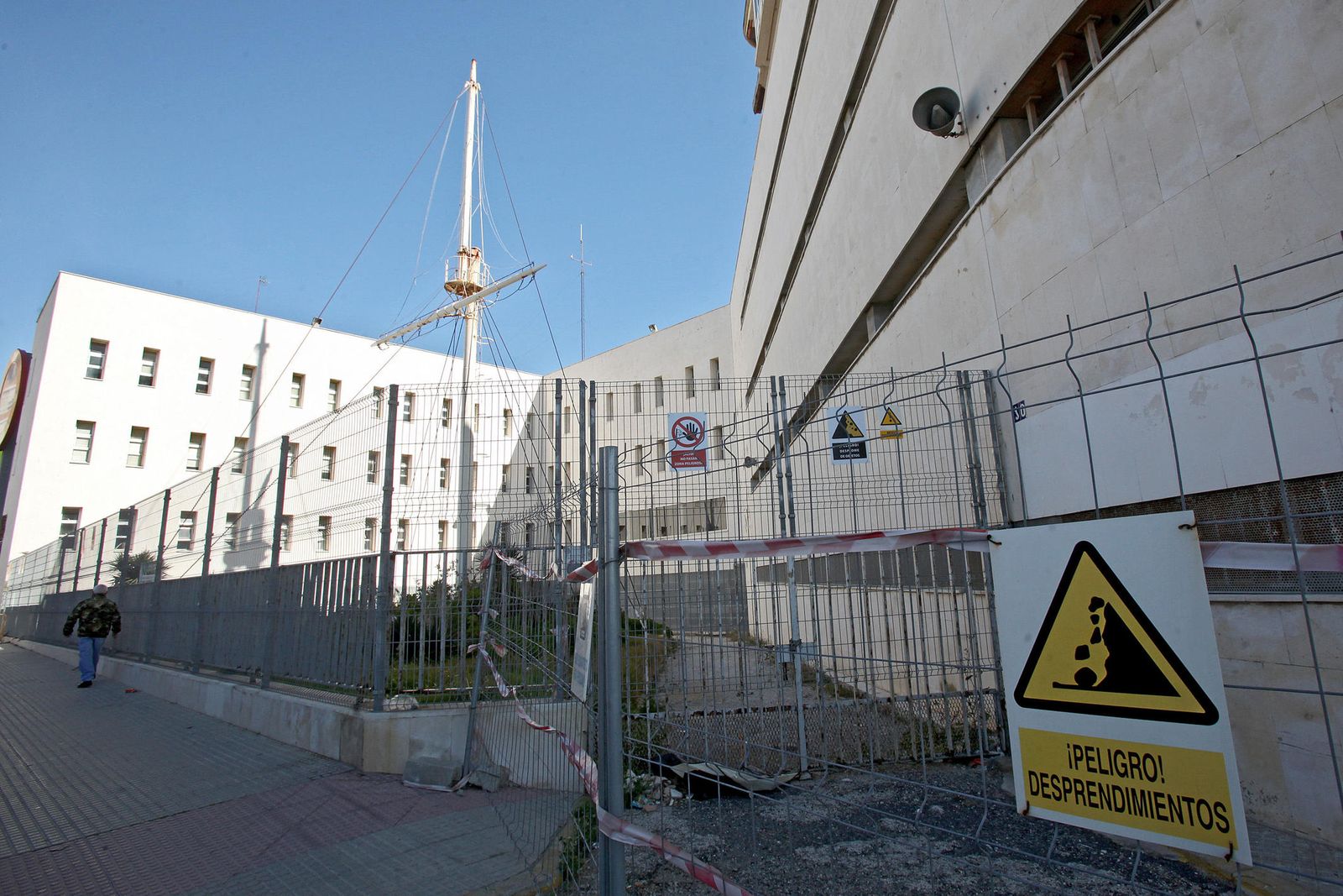 El edificio de la antigua Escuela Náutica de Cádiz presenta un evidente mal y peligroso estado de conservación