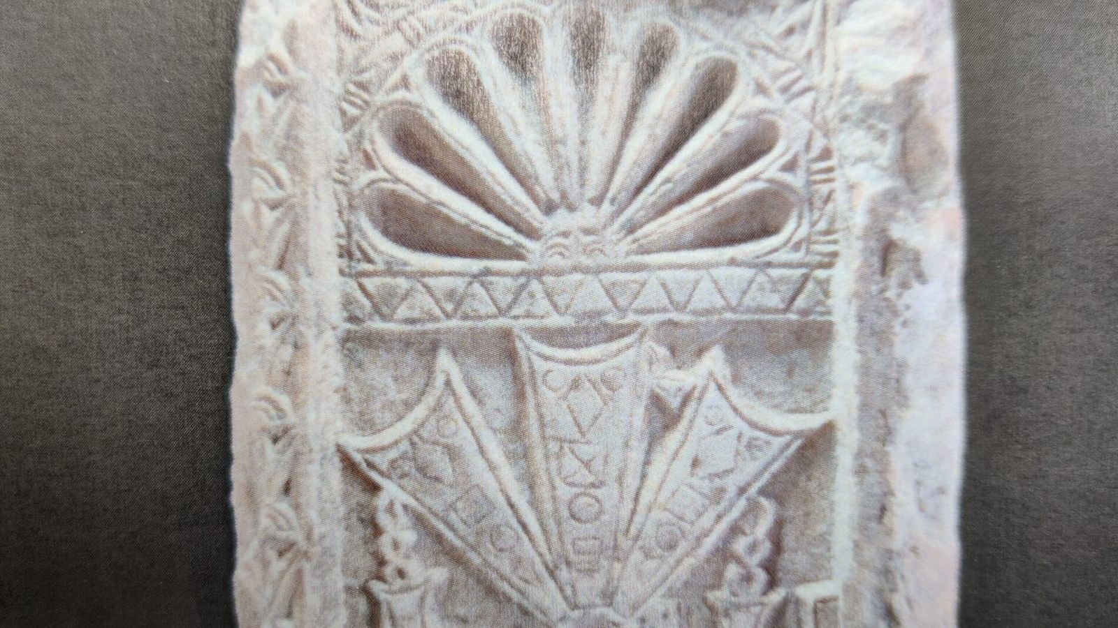 Placa-nicho con crismón y alfa y omega del Museo de San Vicente de Córdoba.