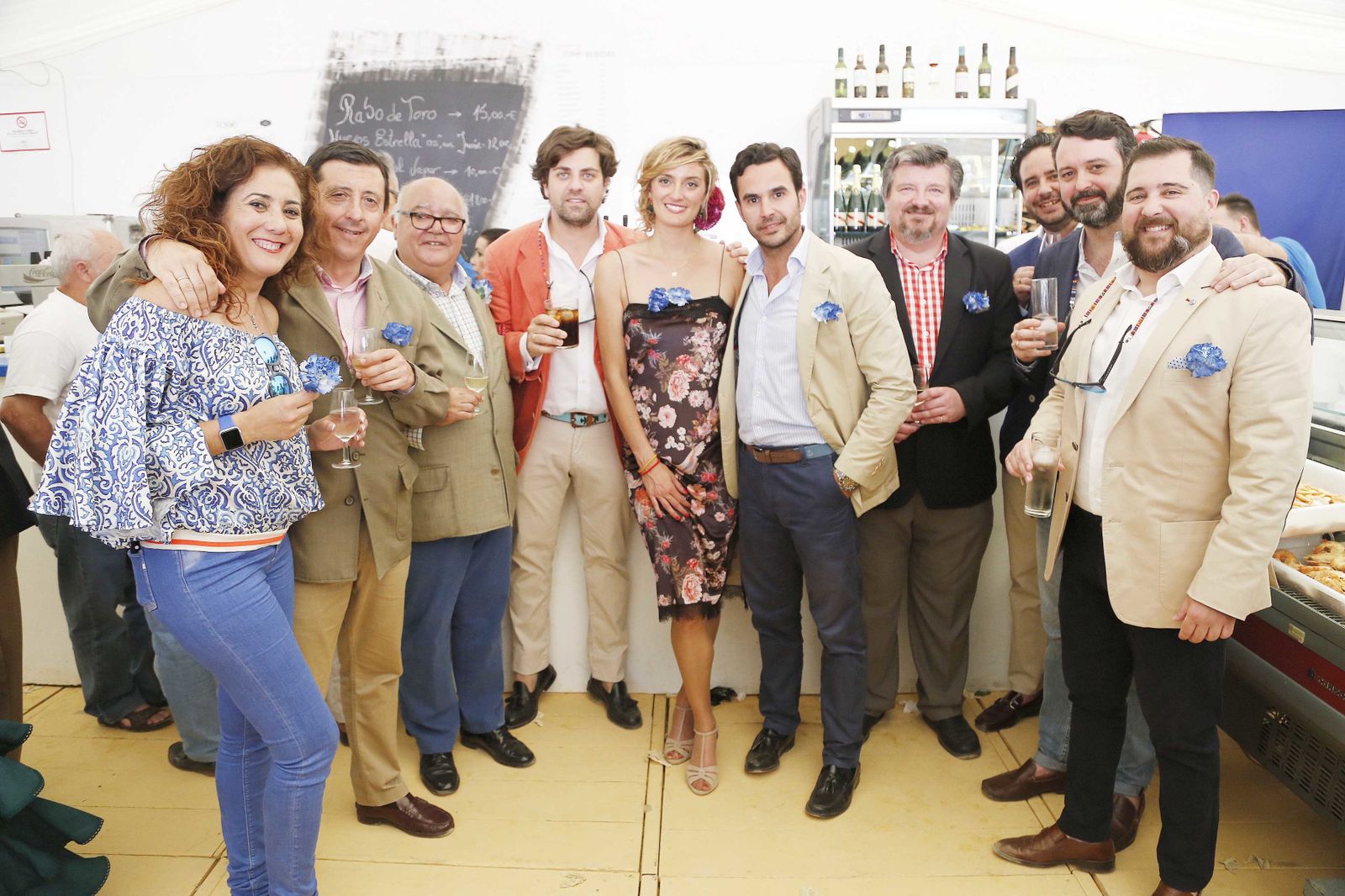 Los miembros de la Tertulia Cofrade ‘Con la Venia’ se dejaron ver por la caseta de este medio de comunicación en el Real. En la imagen posan junto a Teresa Macías, miembro del departamento comercial.