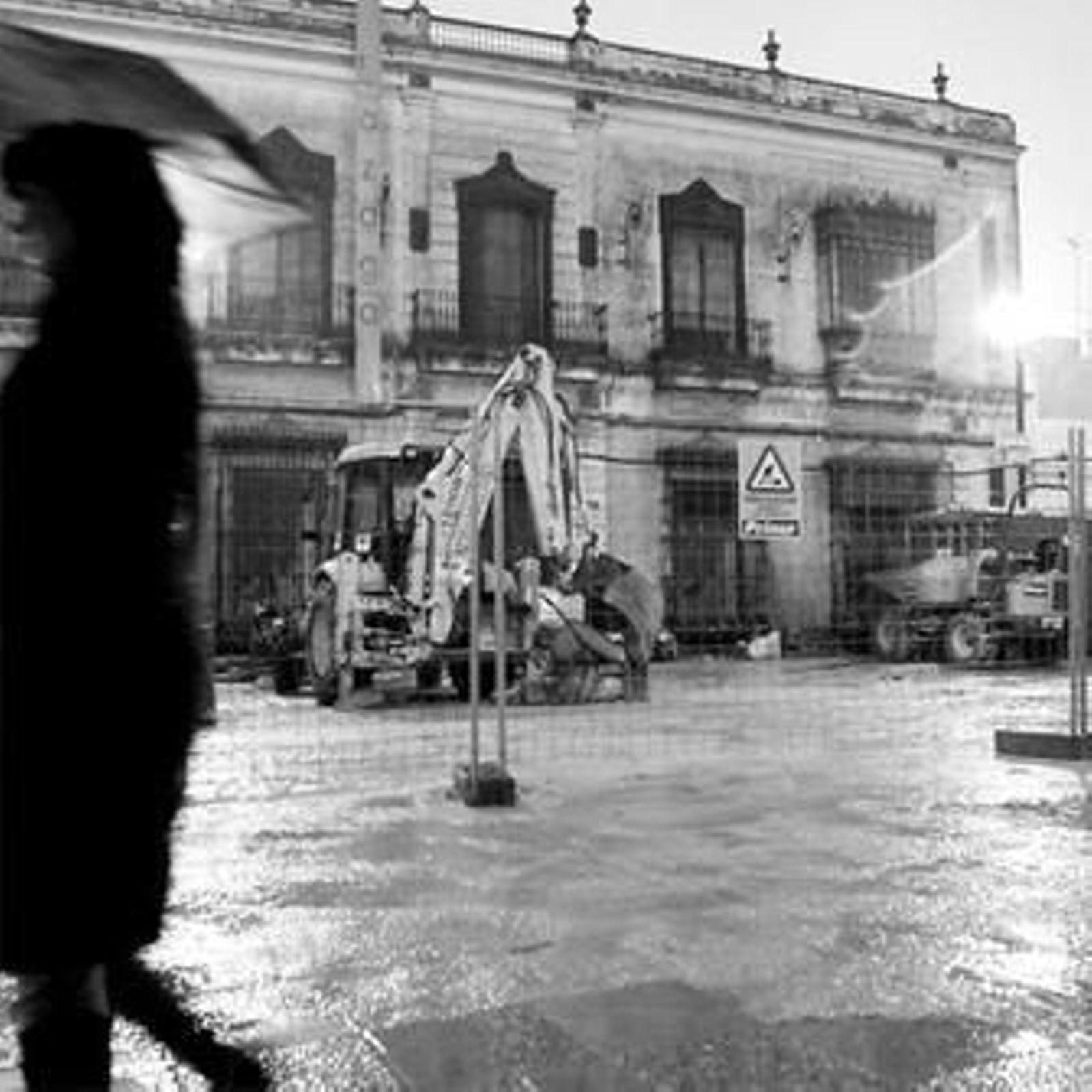Fachada de la Casa Lazaga, con las obras del tranvía por la calle Real abajo.