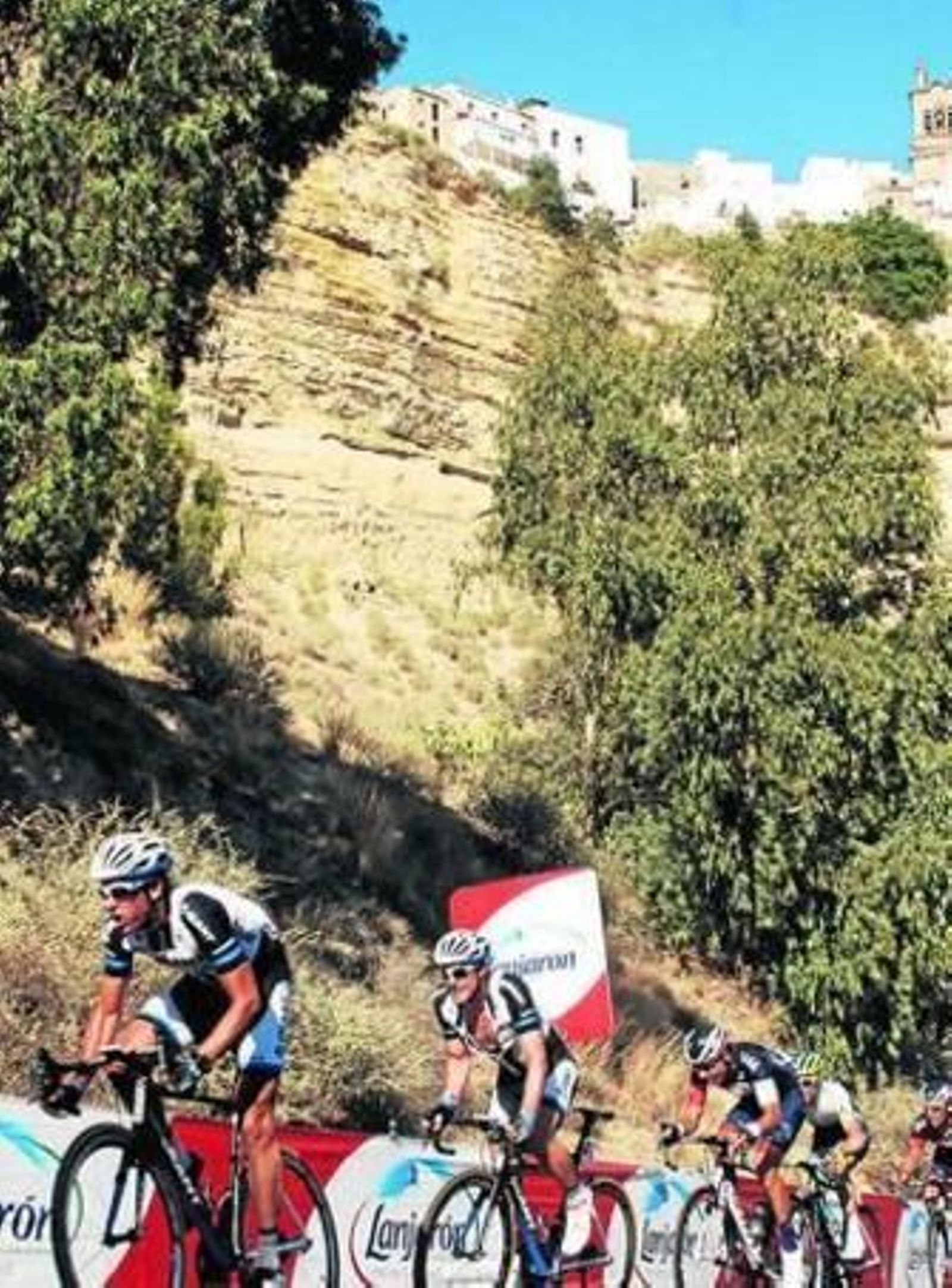 La cabeza del pelotón, con la Peña de Arcos al fondo.