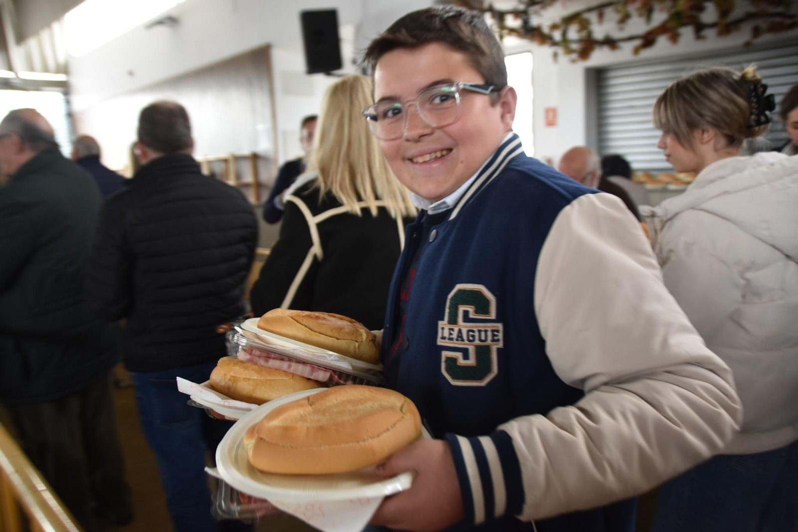 Villa del Río celebra el Día de Andalucía con el reparto de más de 2.000 cantos