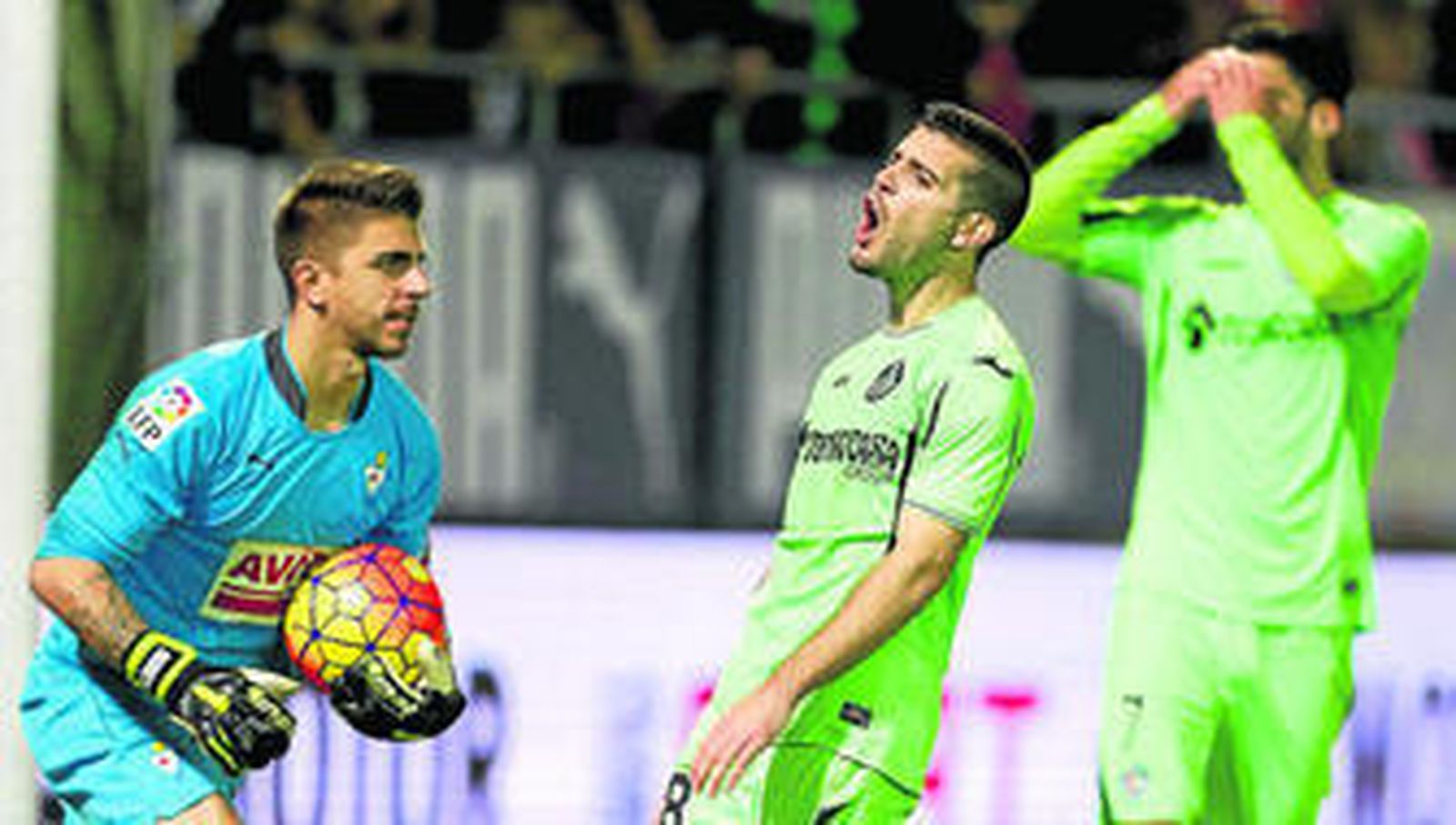 Irureta atrapa el balón en presencia de Víctor Rodríguez, durante la visita del Getafe a Eibar la pasada temporada.