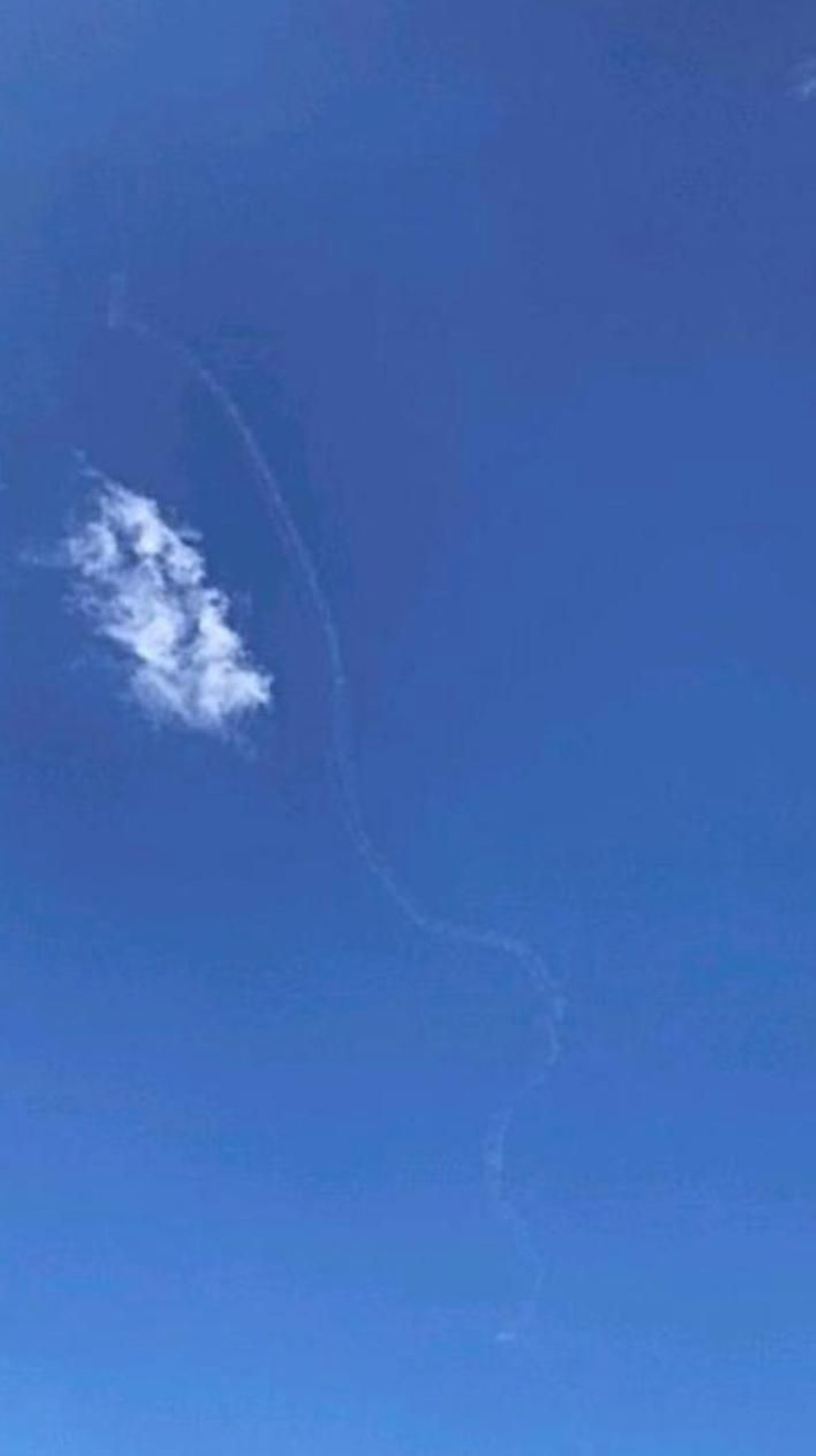 Fotografía hecha por Maxim del recorrido de un misil teledirigido que cae a 10 kilómetros de su vivienda.