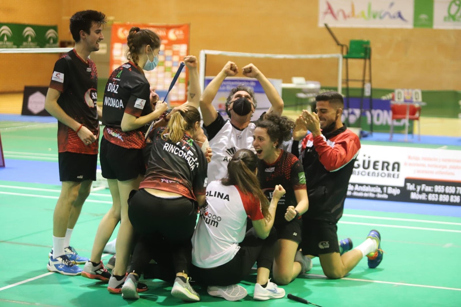 Los jugadores y el entrenador del Bádminton Rinconada celebran el punto decisivo de Nerea Ivorra.