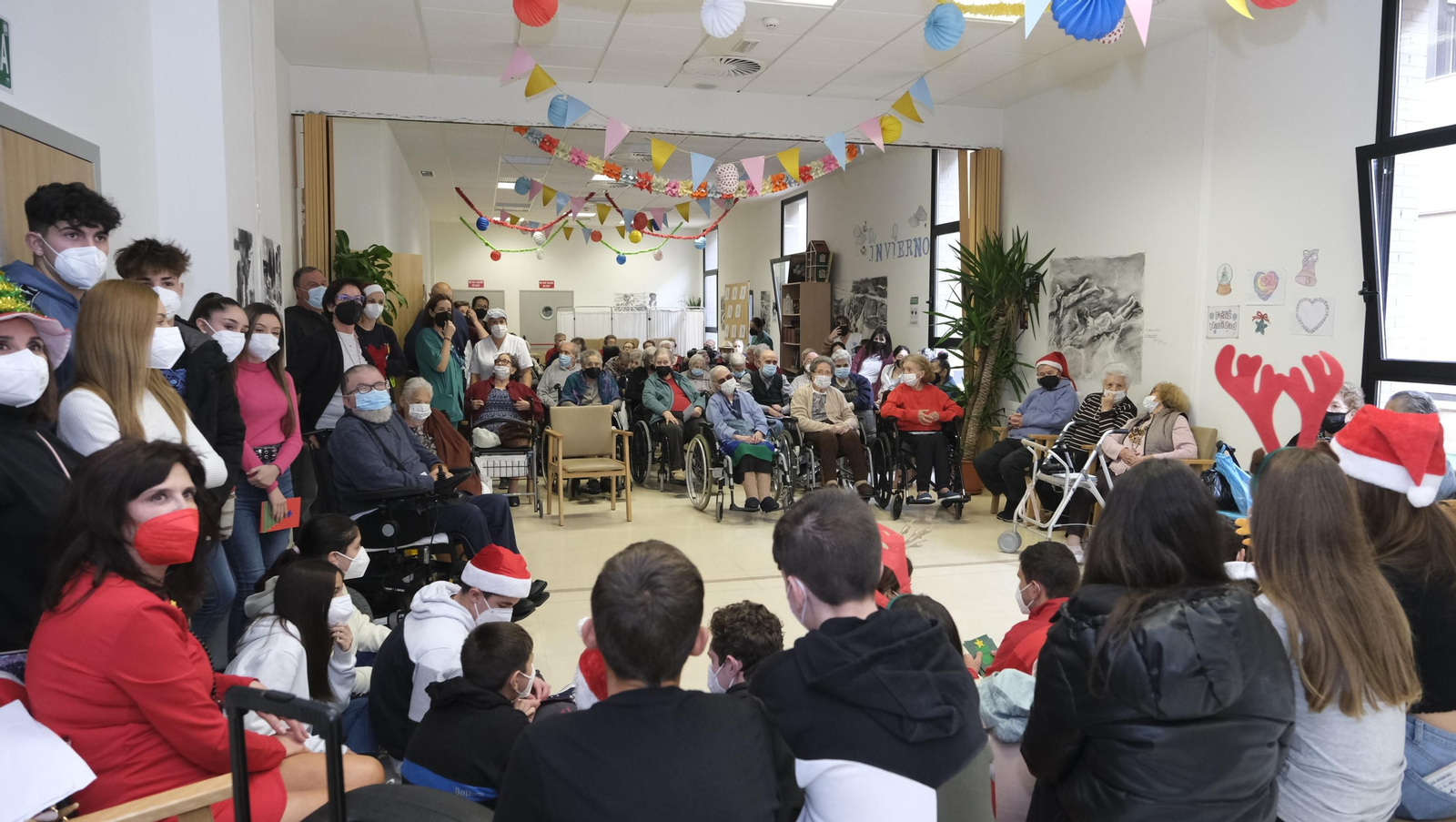 Escolares llenan de villancicos y felicitaciones navideñas las residencias de mayores
