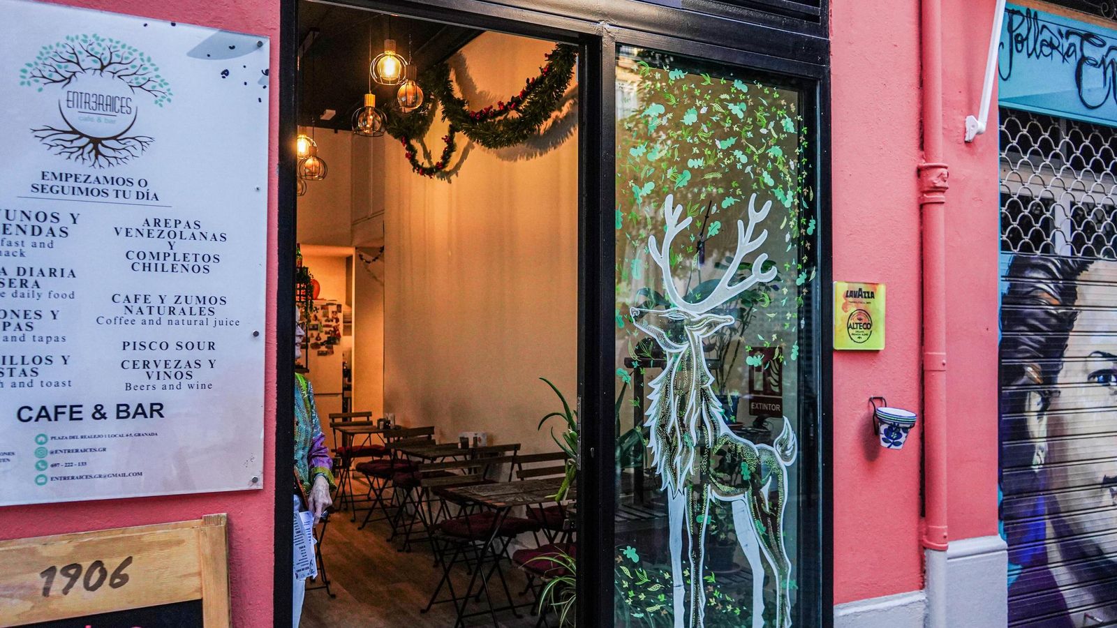 El lugar cuenta con una gran variedad de platos chilenos, venezolanos y españoles.