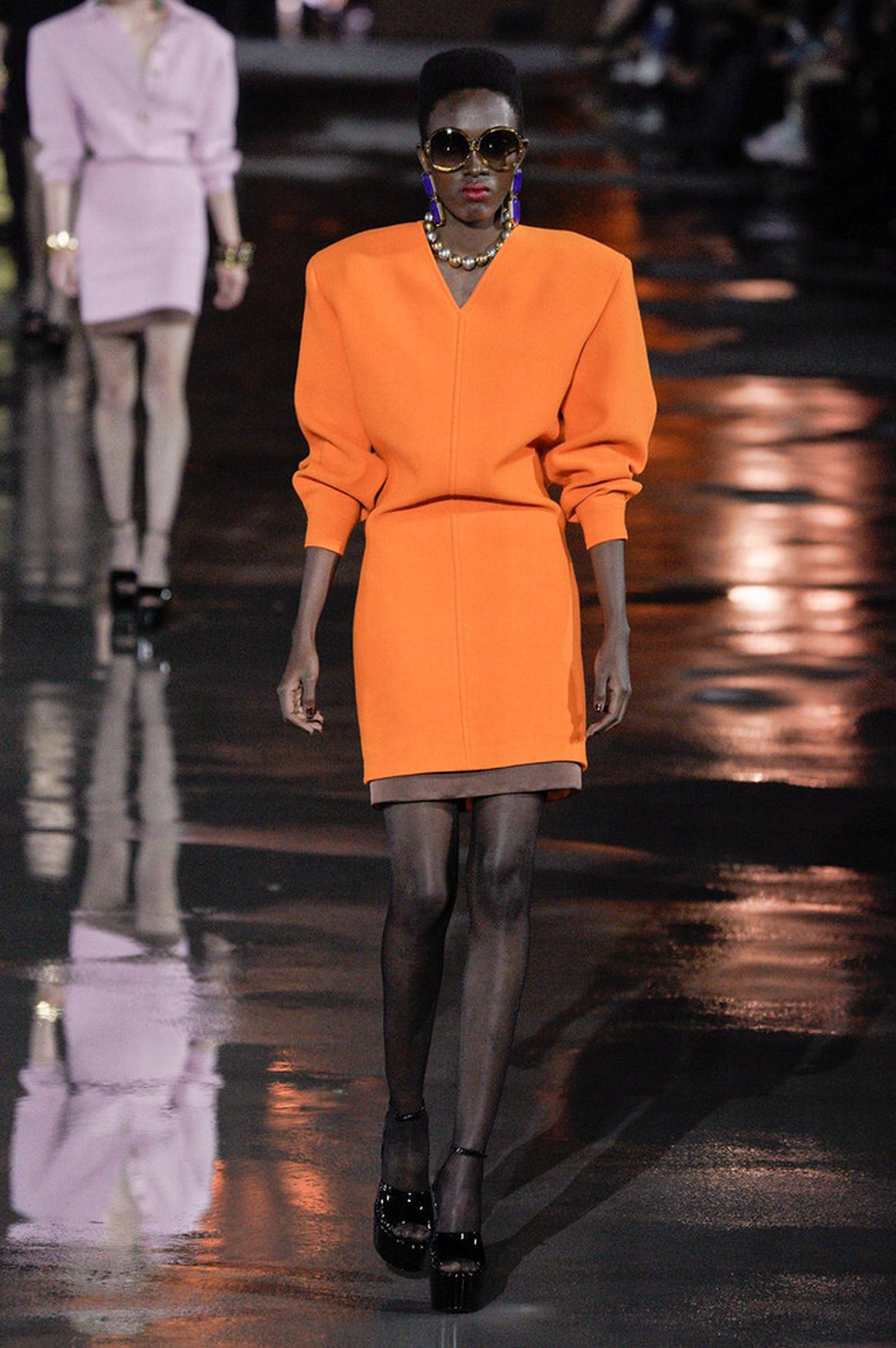 Vestido naranja con grandes hombreras de Saint Laurent.