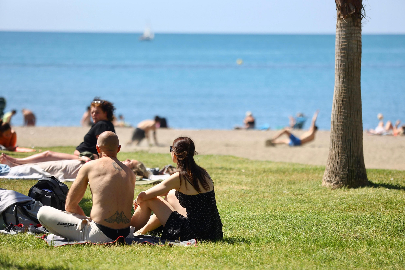 Los 'domingueros' llenan las playas para aprovechar el verano adelantado, en fotos