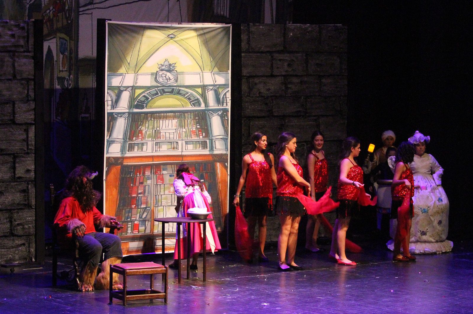 Imágenes de la representación 'El Ala Oeste' basado en la película de Disney 'La Bella y la Bestia'.