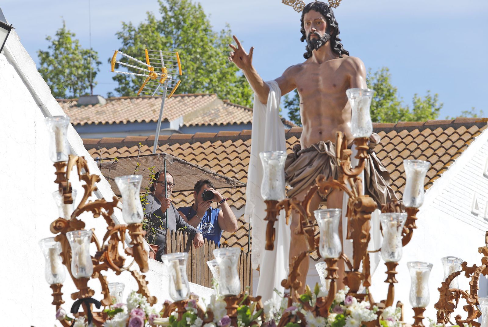El Resucitado procesiona por el barrio de la Hispanidad de Huelva