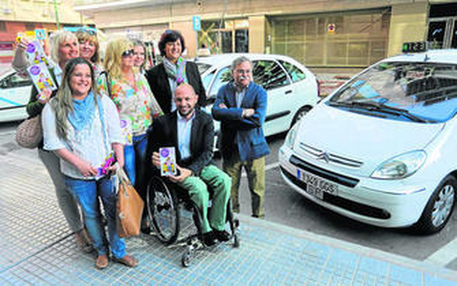 Eva, Mercedes, Sonia, Yolanda, Toñi y Candy, junto al concejal de Movilidad, Raúl López, con el libro 'Mujer y taxista, anécdotas'.