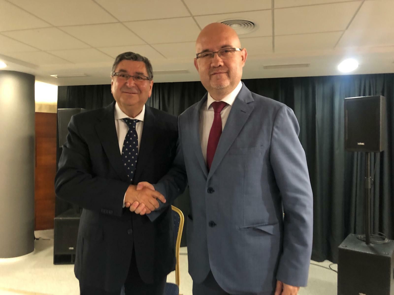 PSOE y Gipmtm sellan su pacto en Vélez-Málaga.