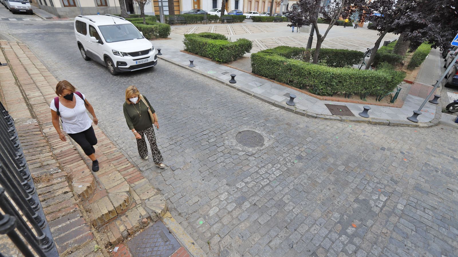 En las escalinatas se hace necesario  de manera urgente el pintado de un paso de peatones.