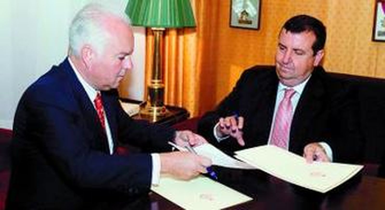 Alfonso Guajardo-Fajardo y Luis Onieva, ayer en la firma del convenio.