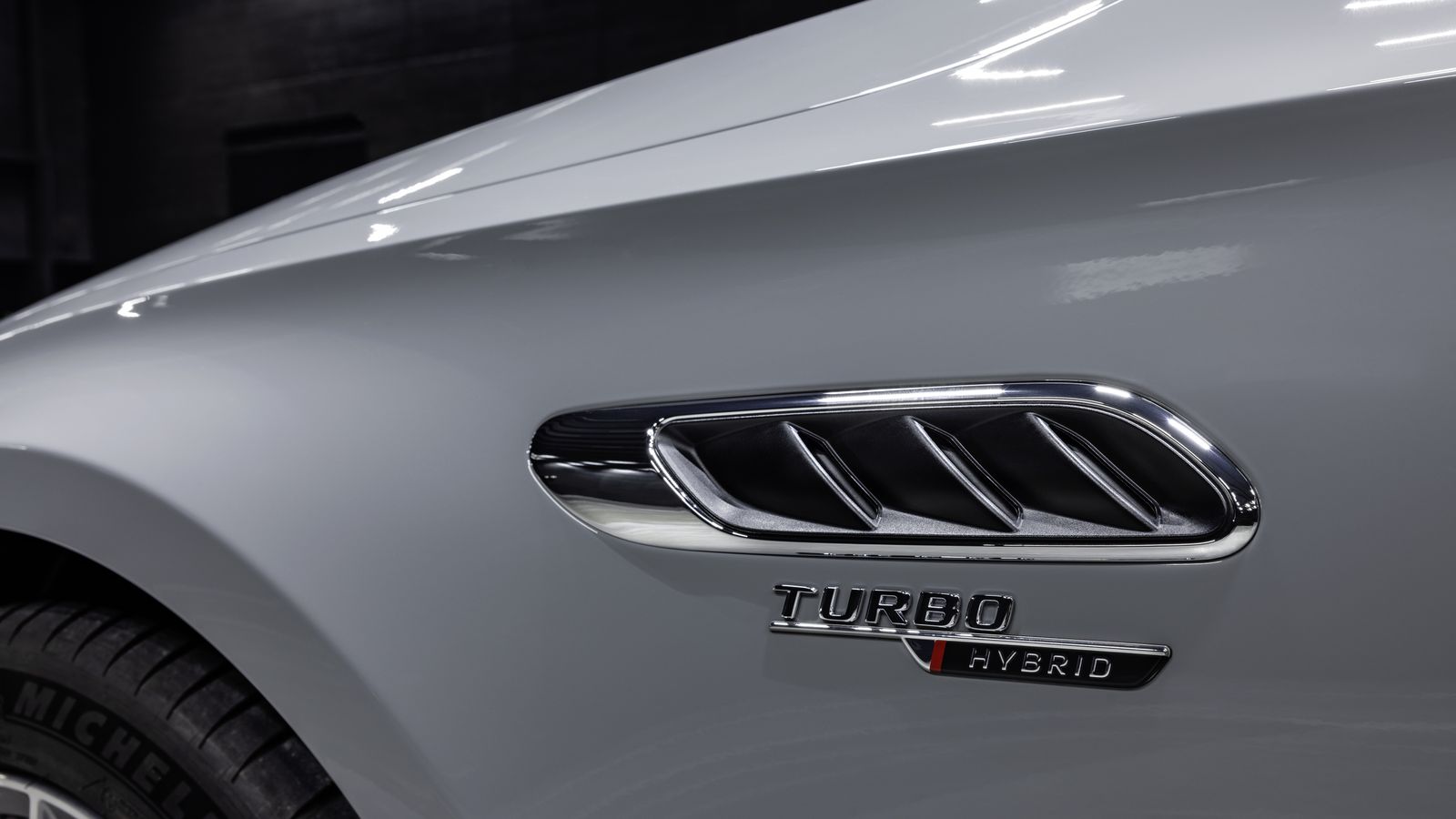 Entre los elementos específicos de esta versión están las entradas de aire en las aletas delanteras.