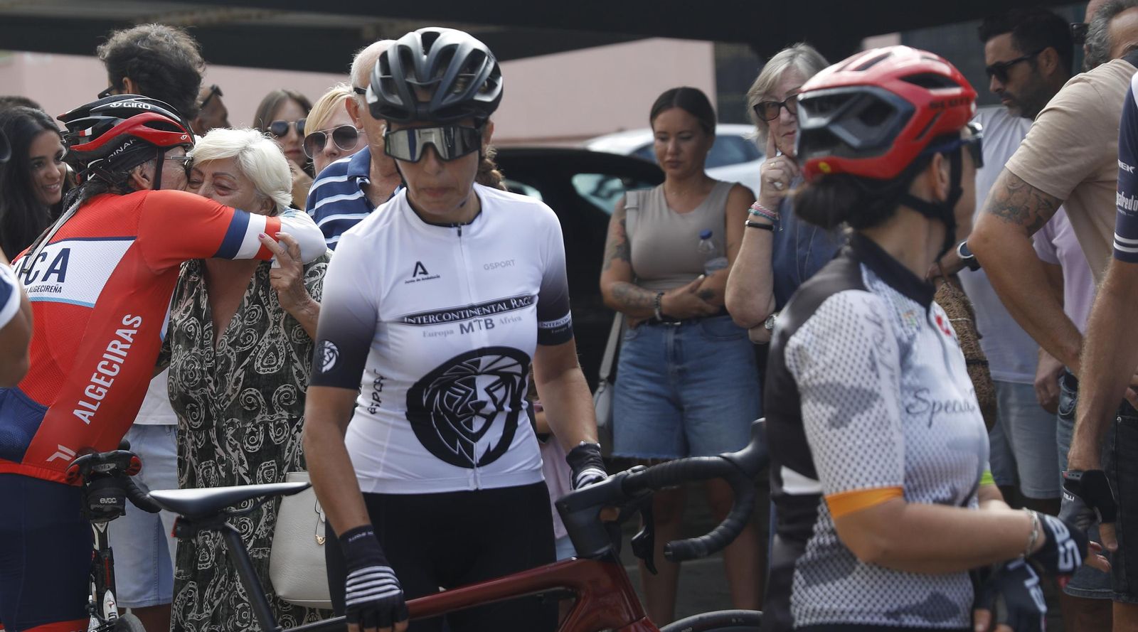 Las imágenes de la concentración en memoria del ciclista atropellado en Algeciras