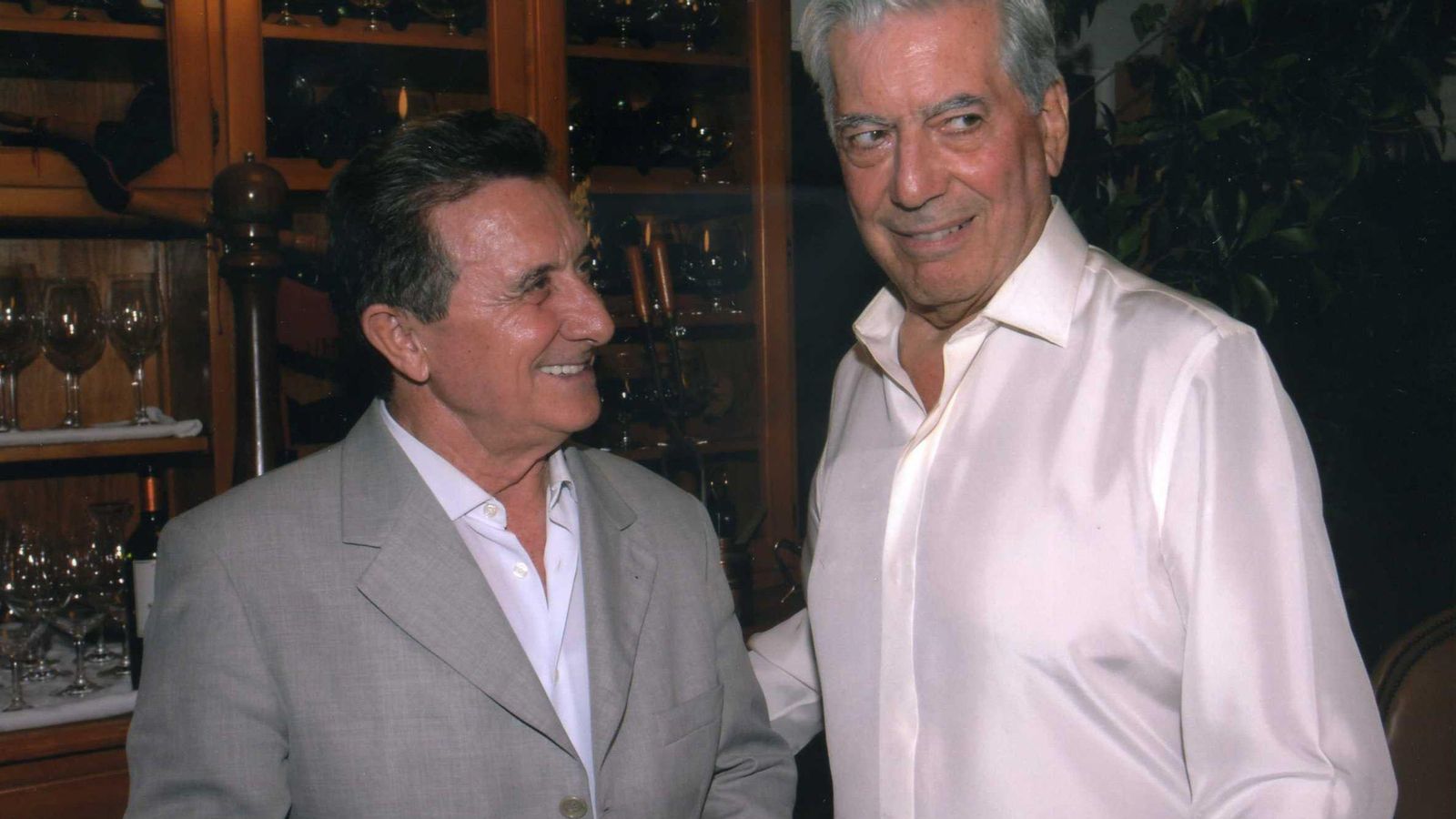 El empresario y cocinero con Mario Vargas Llosa. El empresario y cocinero con Mario Vargas Llosa.