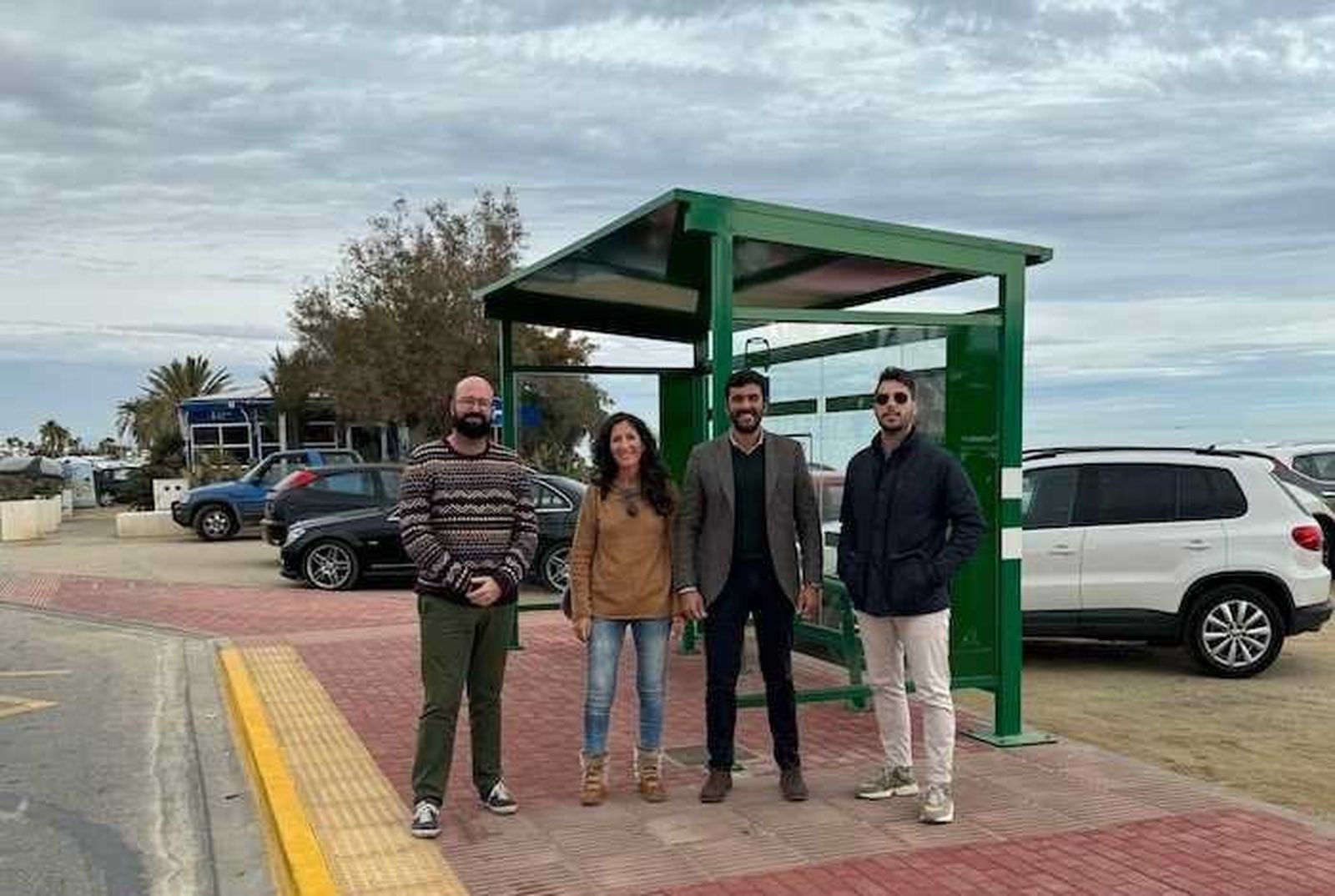 El alcalde con varios concejales de su equipo de gobierno, junto a una de las marquesinas