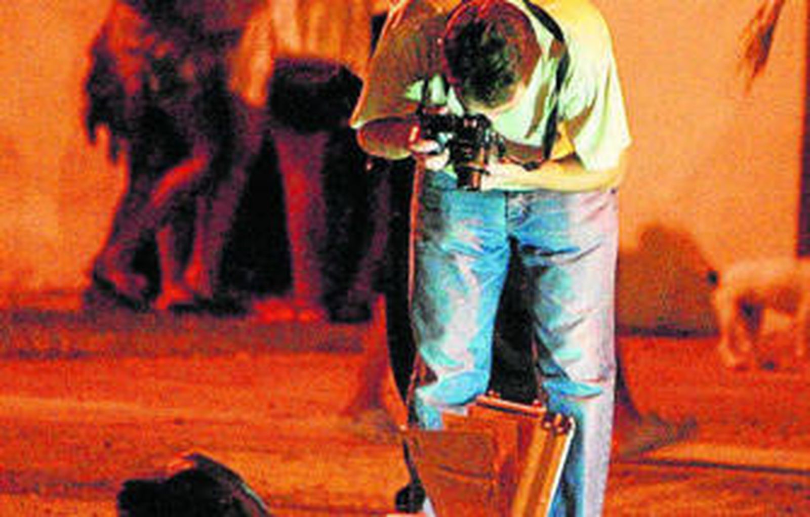 Un policía toma fotografías del escenario del crimen, en agosto de 2010, en Puerto Real.