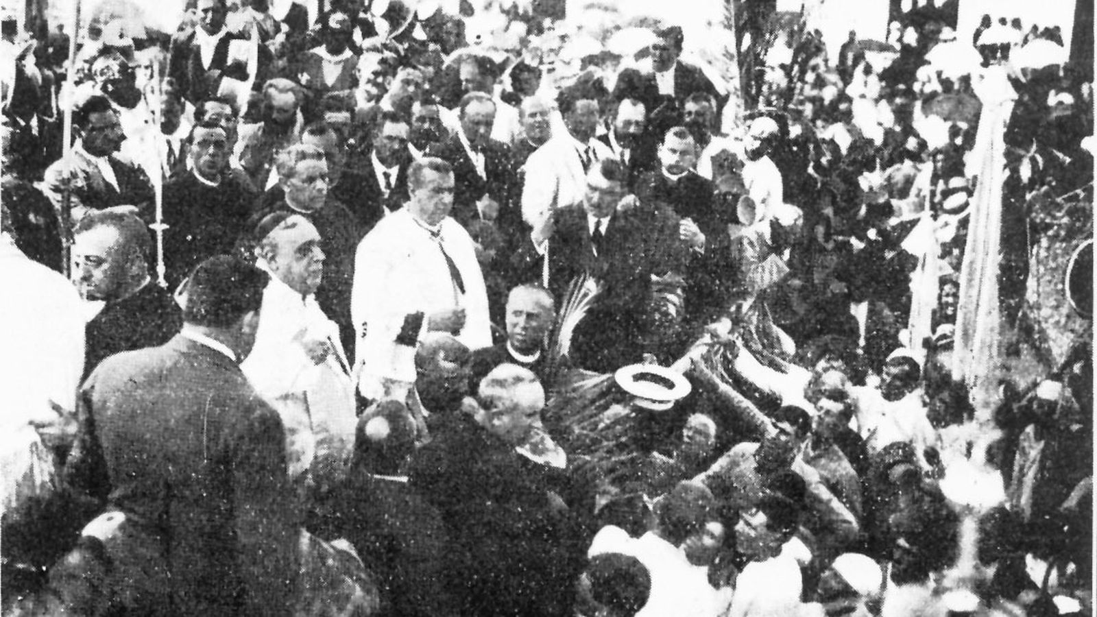 El cardenal Almaraz fue recibido por una multitud al llegar aquel año al Rocío.