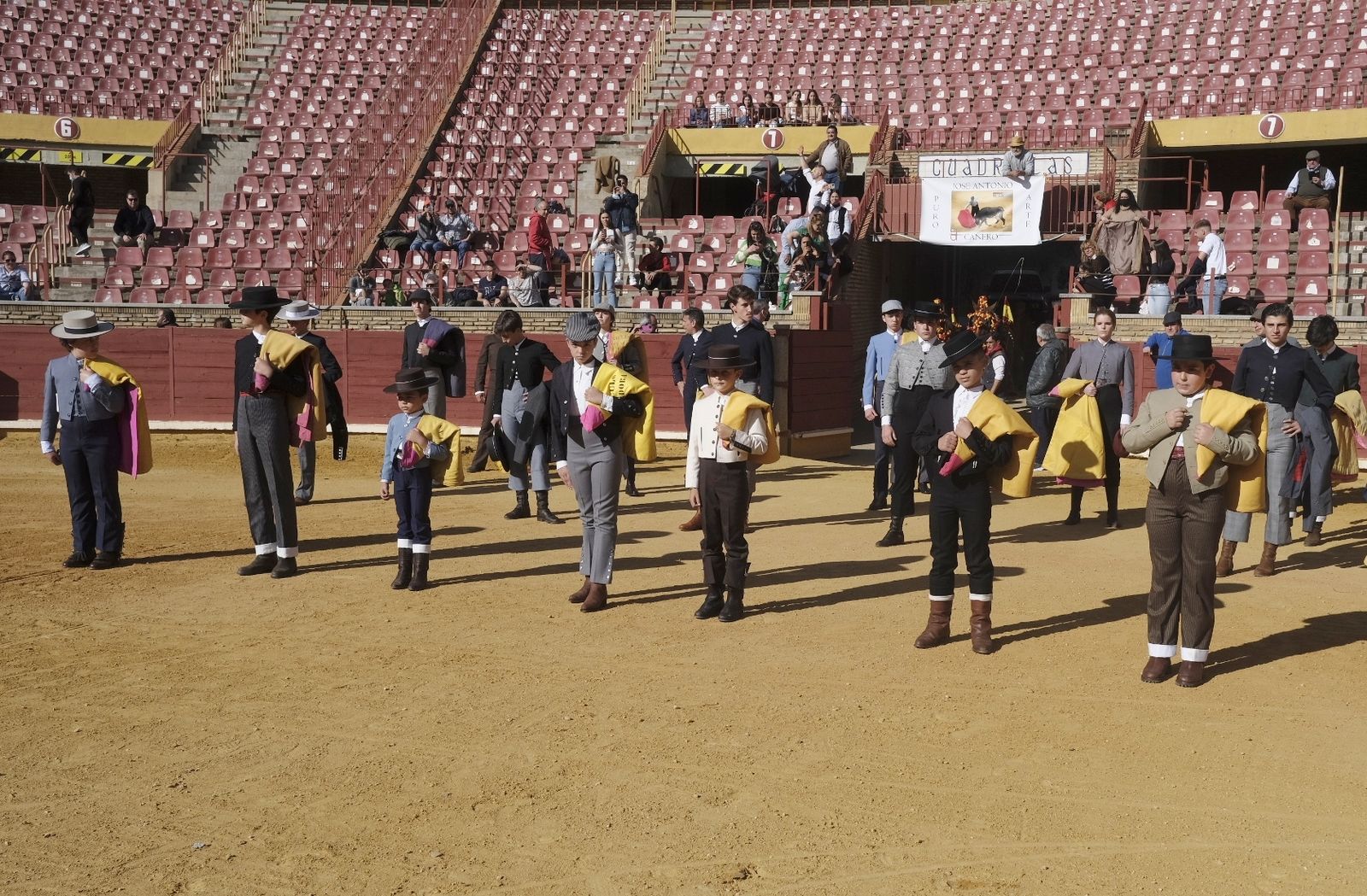 La becerrada en la plaza de toros de Córdoba en homenaje a la afición, en fotografías