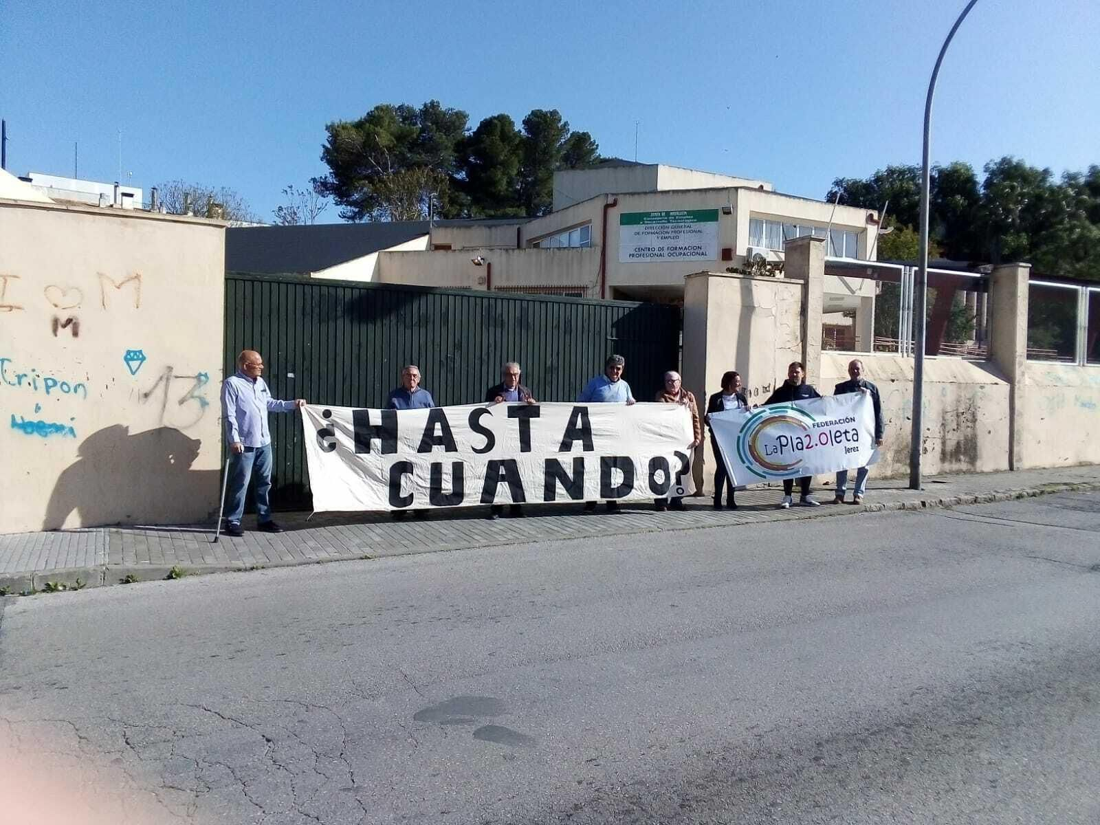 Miembros de la federación La Plazoleta, junto al centro de San Juan de Dios.