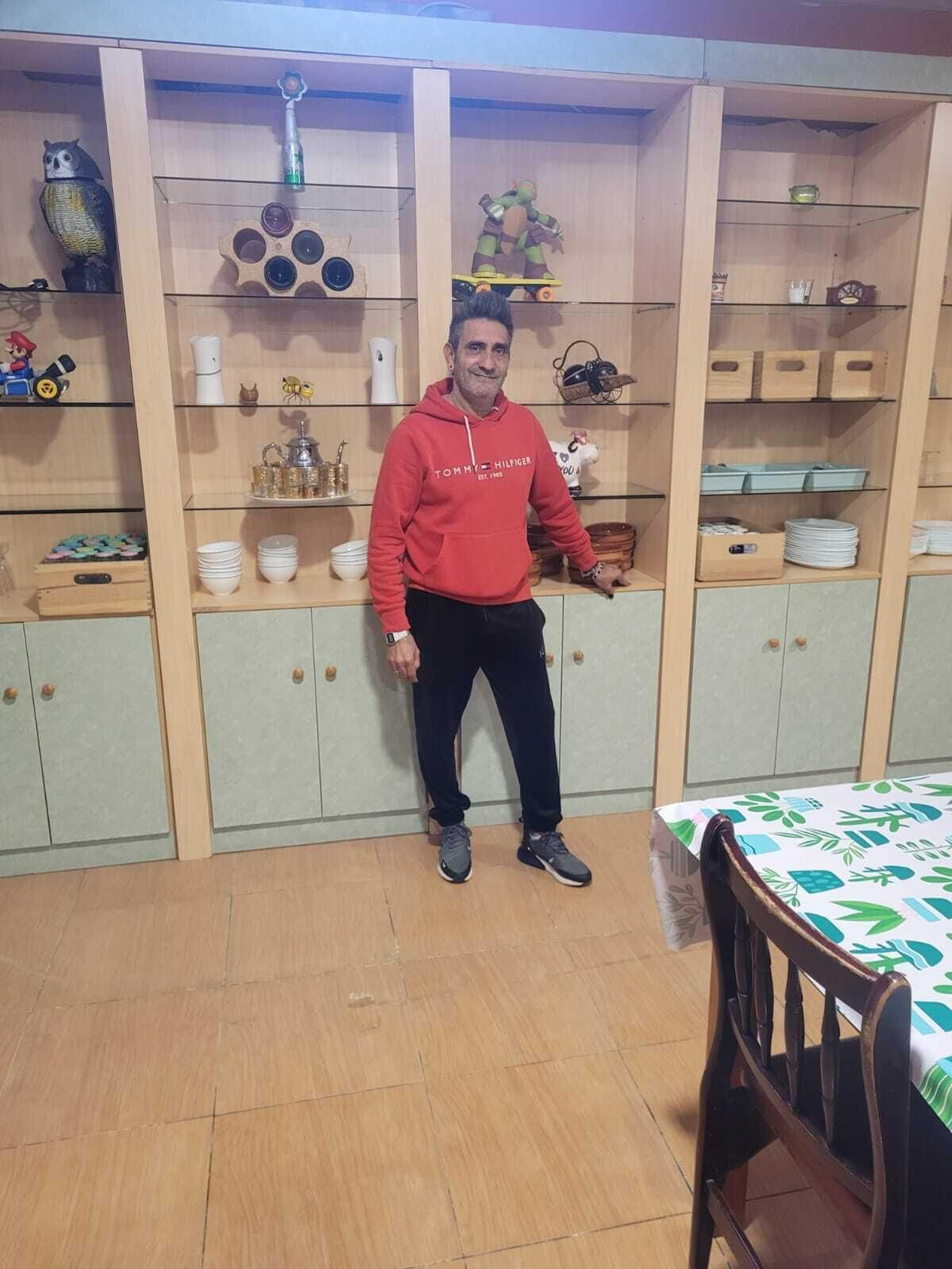 Loren Hinojosa, fundador de 'Nos importa Jerez' en el comedor.