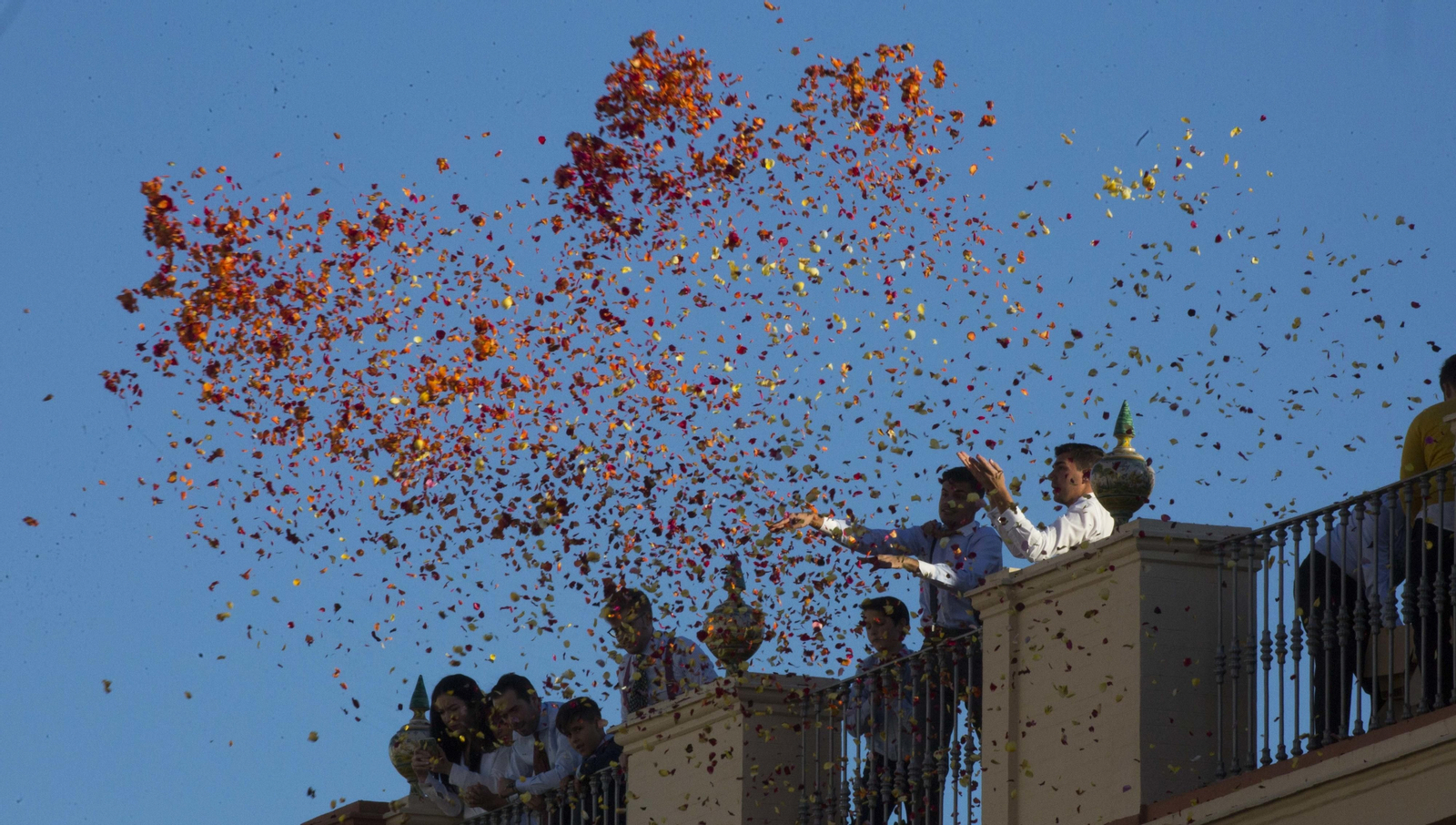 El traslado de la Esperanza de Triana, en imágenes