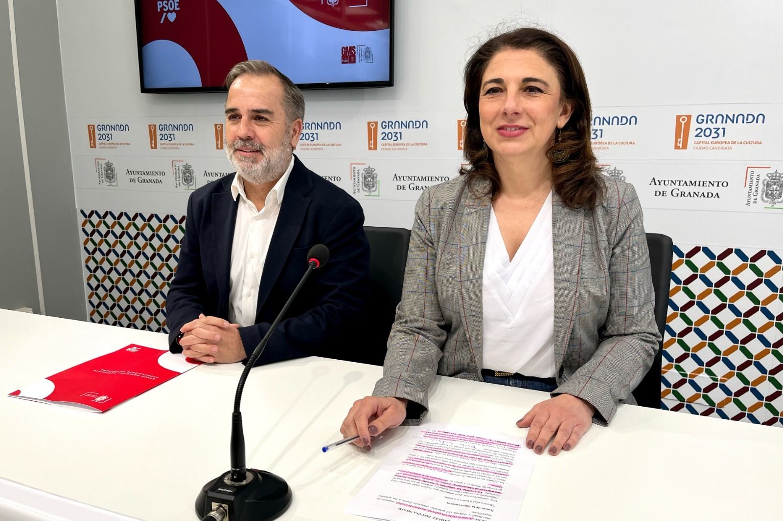 Los concejales del PSOE Jacobo Calvo y Raquel Ruz