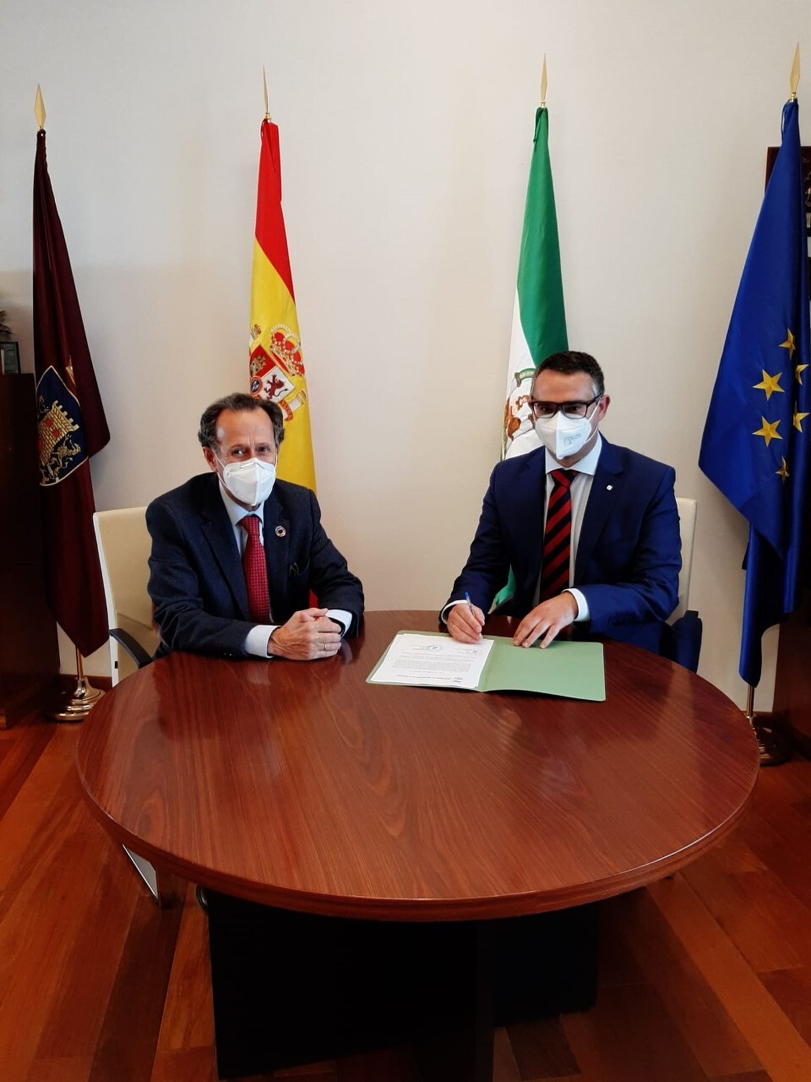 Manuel Jaramillo  con José María Román en el despacho de la Alcaldía.